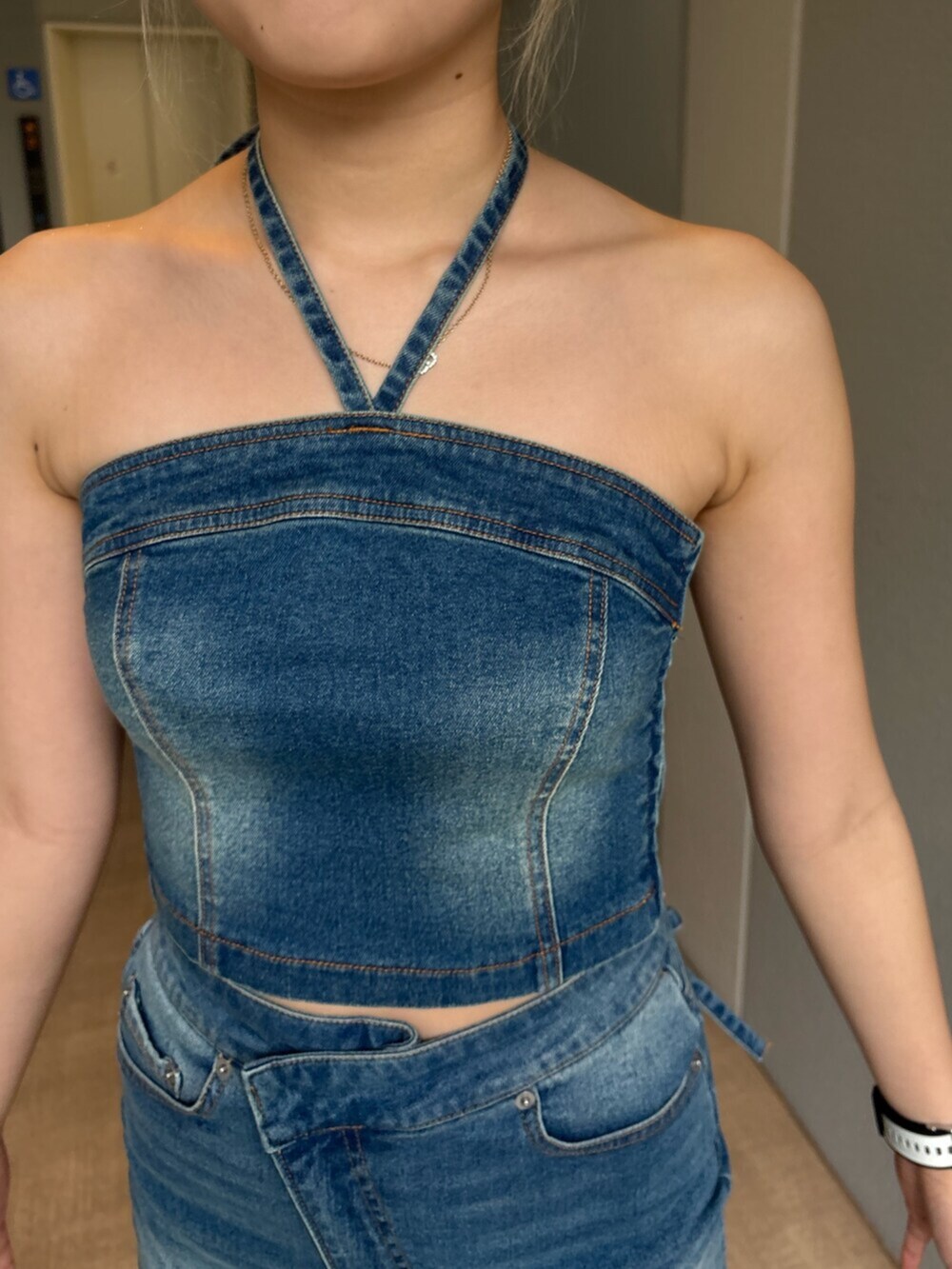 シルバー系のサンダル、ブルー系のキャミソール、ブルー系のデニムスカートを着用したレディースの夏コーディネートの5枚目の写真