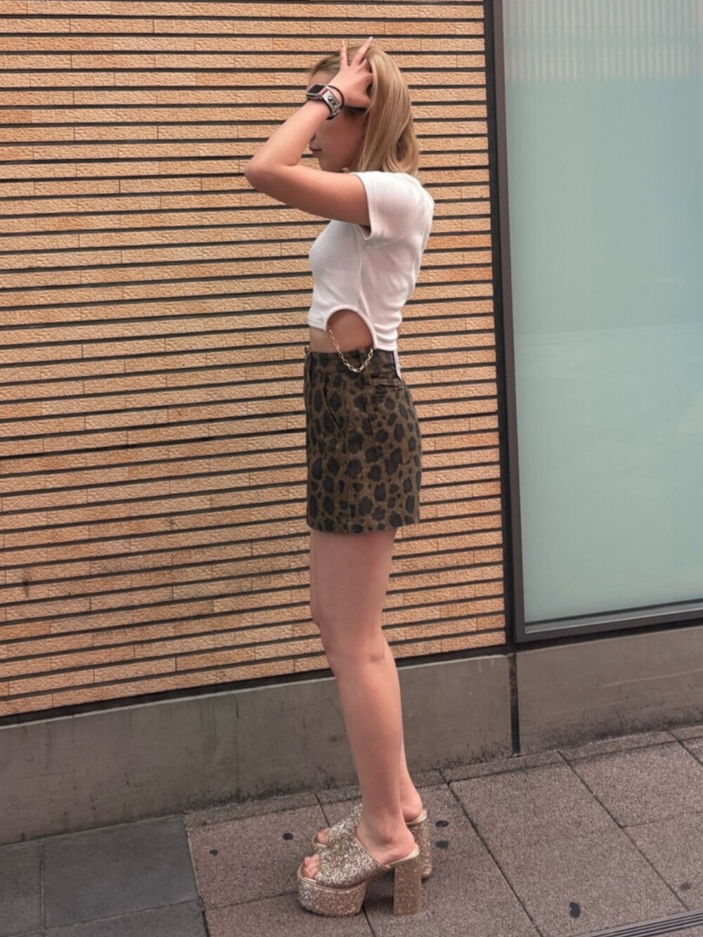 ホワイト系のTシャツ/カットソー、その他のその他パンツ、ゴールド系のサンダルを着用したレディースの夏コーディネートの2枚目の写真