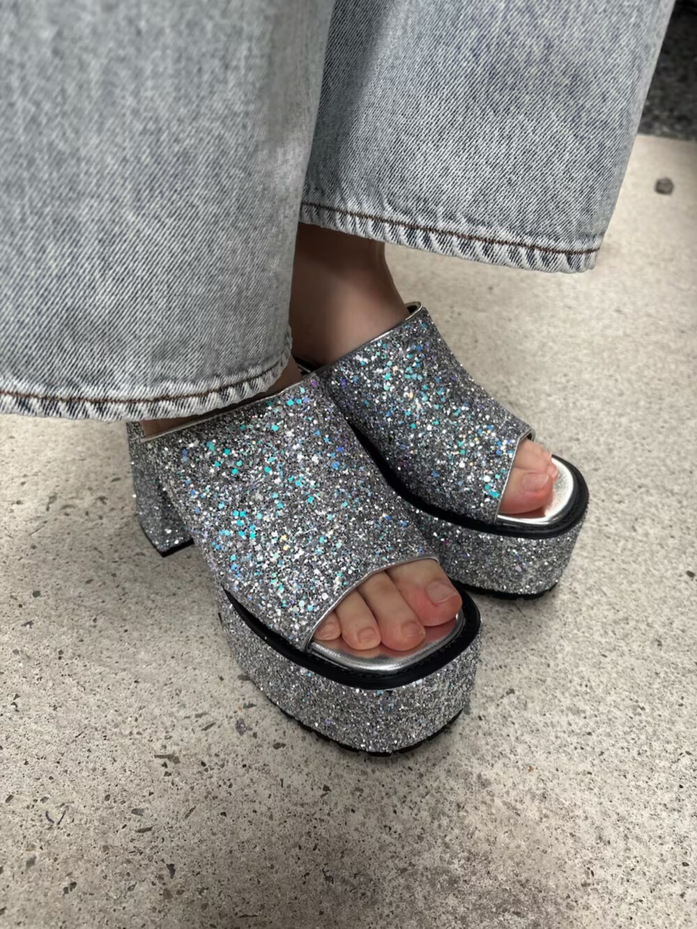 ブラック系のキャミソール、ブルー系のデニムパンツ、シルバー系のサンダルを着用したレディースの夏コーディネートの7枚目の写真