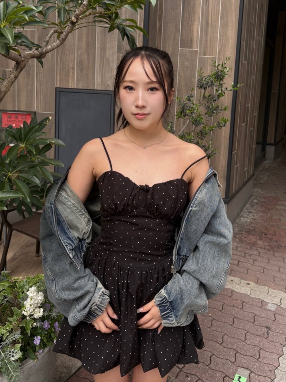 ブラック系のブーツ、その他のワンピース、ブルー系のデニムジャケットを着用したレディースの春コーディネートの4枚目の写真