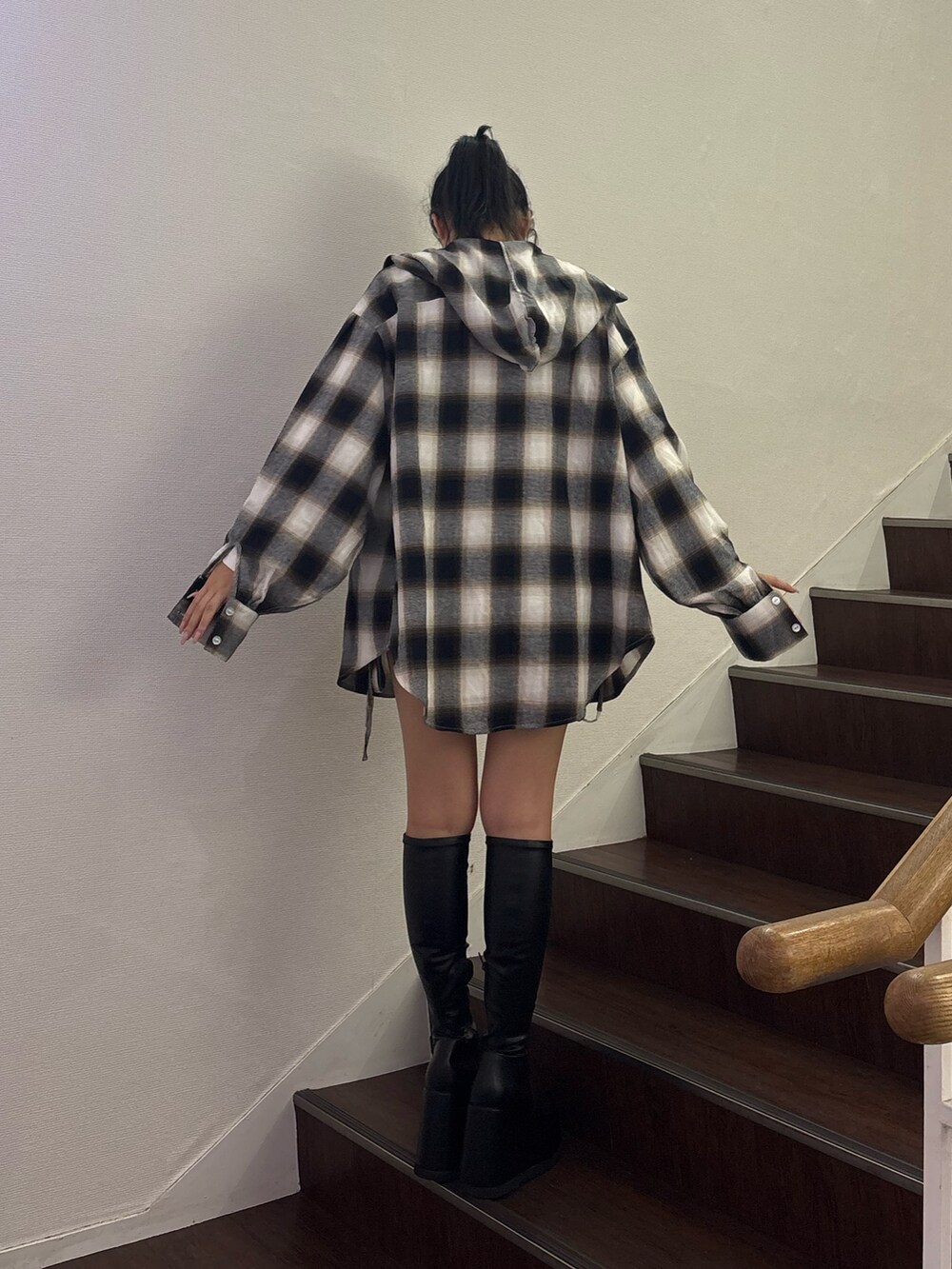 ブラック系のシャツ/ブラウス、ブラック系のその他パンツ、ホワイト系のTシャツ/カットソーを着用したレディースの秋コーディネートの4枚目の写真