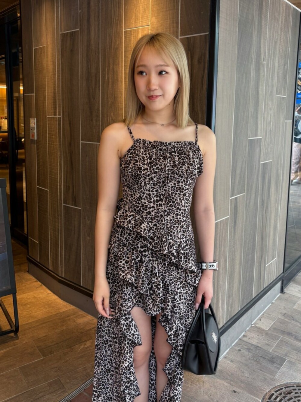 その他のワンピース、ブラック系のハンドバッグ、ブラック系のサンダルを着用したレディースの春コーディネートの4枚目の写真