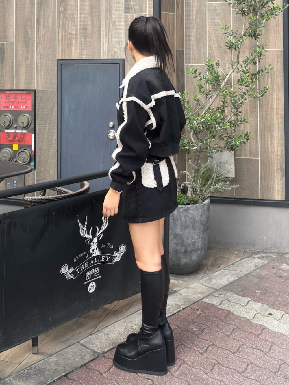 ホワイト系のTシャツ/カットソー、ブラック系のブーツ、ブラック系のブルゾンを着用したレディースの秋コーディネートの2枚目の写真