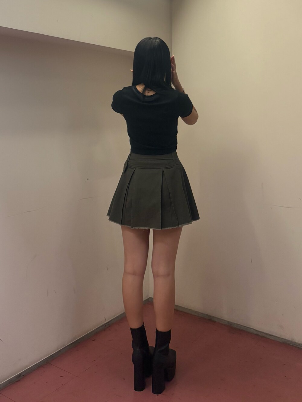 グレー系のスカート、ブラック系のTシャツ/カットソー、ブラック系のブーツを着用したレディースの夏コーディネートの3枚目の写真