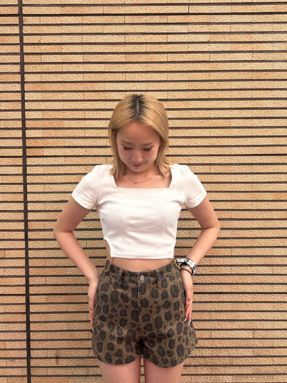 ホワイト系のTシャツ/カットソー、その他のその他パンツ、ゴールド系のサンダルを着用したレディースの夏コーディネートの5枚目の写真