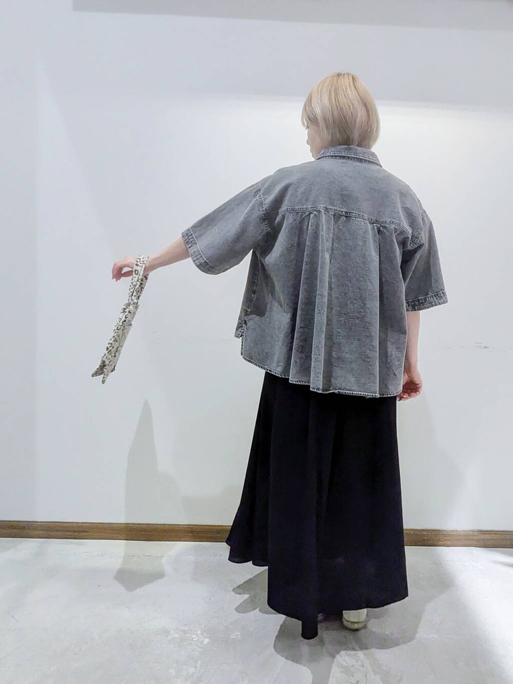 「ベーシック/シンプル、低身長、カジュアル、ママコーデ、GLOBAL WORK、Tシャツ、デニムシャツ、GOOD DENIM_GLOBAL WORK、スニーカー、バッグ、トートバッグ、スカート、ロングスカート、春コーデ、夏コーデ」｜「GLOBAL WORKのシンプルロゴトート/266900（クラッチバッグ、ブラウン系）」を使った、のみ子さん（レディース・154cm）の春コーディネートの3枚目の写真