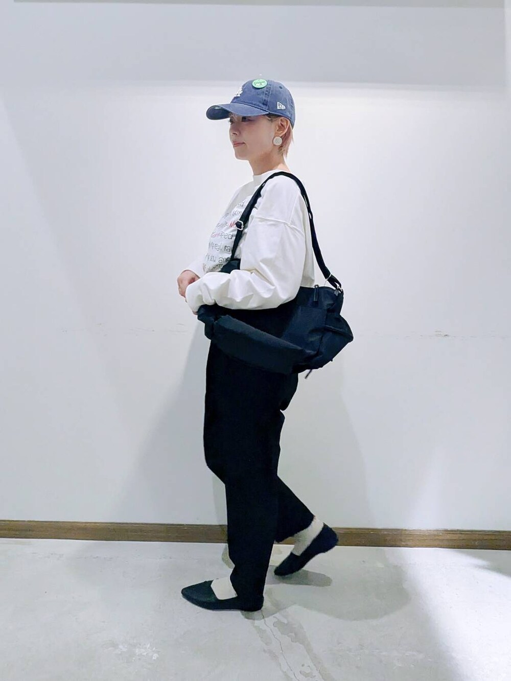 ブラック系のパンプス、ブラック系のショルダーバッグ、ブラック系のその他パンツを着用したレディースの秋コーディネートの4枚目の写真