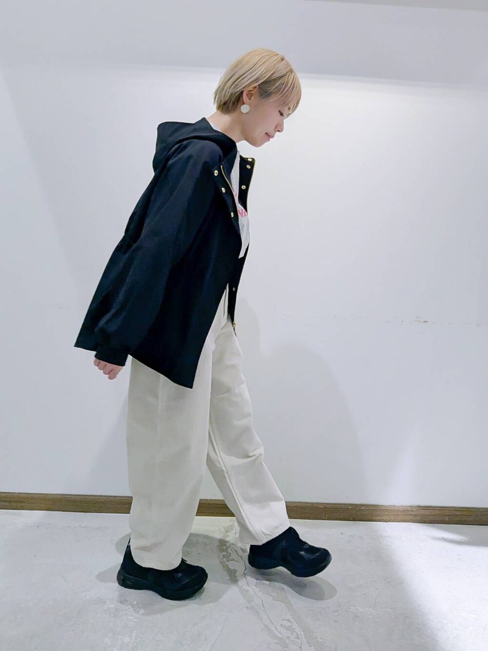「ベーシック/シンプル、低身長、カジュアル、ママコーデ、GLOBAL WORK、アウター、撥水、デニムパンツ、GOOD DENIM_GLOBAL WORK、バッグ、春コーデ、秋コーデ、スニーカー、Tシャツ、ショルダーバッグ」｜「GLOBAL WORKのGOODデニムカーブパンツ/143956（デニムパンツ、ホワイト系）」を使った、のみ子さん（レディース・154cm）の夏コーディネートの4枚目の写真