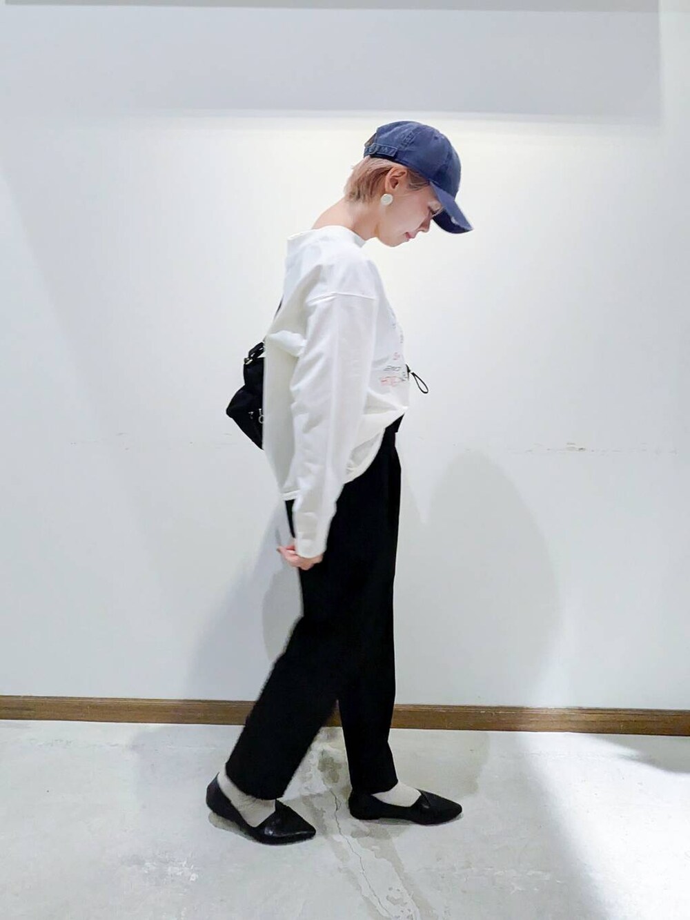 ブラック系のパンプス、ブラック系のショルダーバッグ、ブラック系のその他パンツを着用したレディースの秋コーディネートの2枚目の写真