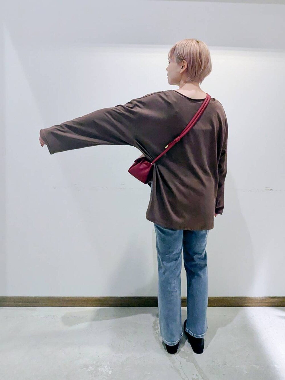 ブラウン系のローファー、ブラック系のキャミソール、ブルー系のデニムパンツを着用したレディースの秋コーディネートの3枚目の写真