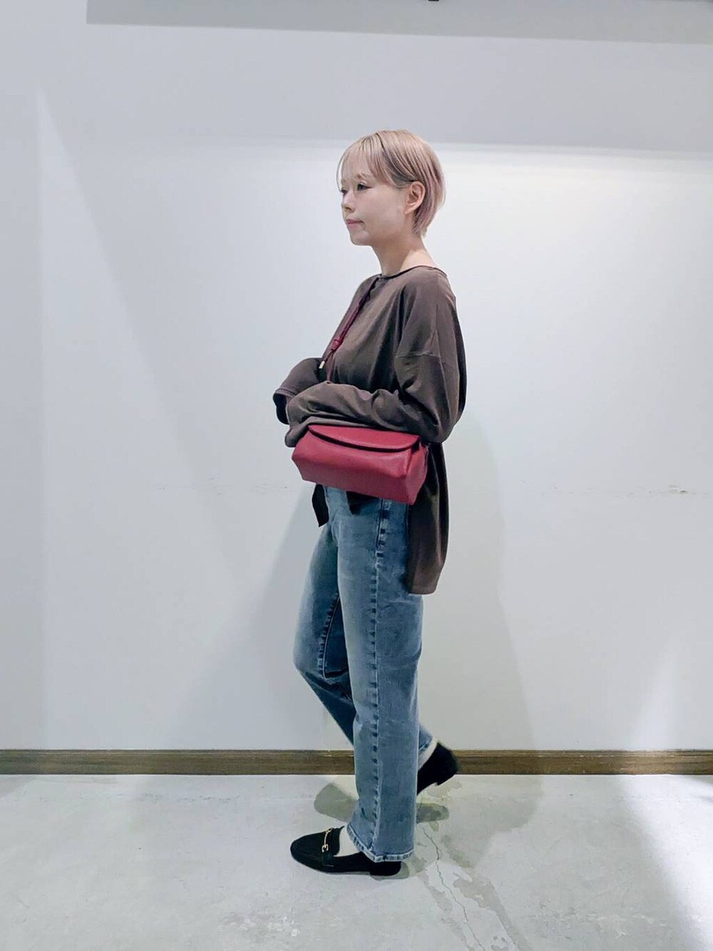 ブラウン系のローファー、ブラック系のキャミソール、ブルー系のデニムパンツを着用したレディースの秋コーディネートの4枚目の写真