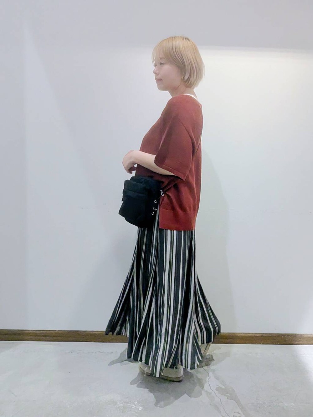 「ベーシック/シンプル、低身長、カジュアル、ママコーデ、GLOBAL WORK、スカート、ロングスカート、ニット、タンクトップ、スニーカー、バッグ、ショルダーバッグ、春コーデ、秋コーデ、夏コーデ」｜「GLOBAL WORKのエアリーリラックスフレアスカート/147678（スカート、その他）」を使った、のみ子さん（レディース・154cm）の春コーディネートの2枚目の写真