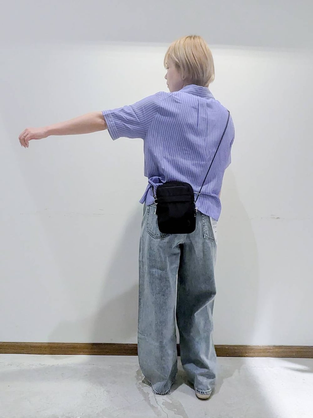 「低身長、ベーシック/シンプル、カジュアル、ママコーデ、GLOBAL WORK、GOOD DENIM_GLOBAL WORK、デニムパンツ、スニーカー、春コーデ、夏コーデ、秋コーデ、バッグ、ショルダーバッグ、ブラウス、カジュアルコーデ」｜「GLOBAL WORKのGOODデニムバギーパンツ/118365（デニムパンツ、ブルー系）」を使った、のみ子さん（レディース・154cm）の春コーディネートの3枚目の写真