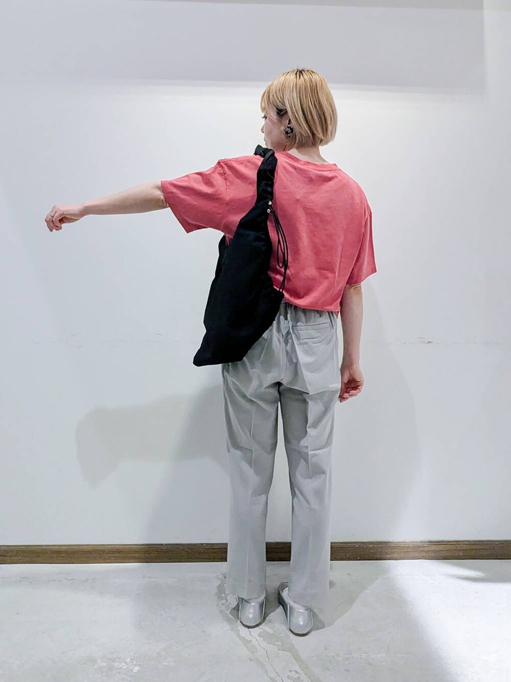 「カジュアル、GLOBAL WORK、ベーシック/シンプル、低身長、ママコーデ、ウツクシルエット_GLOBAL WORK、ウツクシルエットパンツ_GLOBAL WORK、はくだけで美脚完成_GLOBAL WORK、Tシャツ、撥水、バッグ、ショルダーバッグ、春コーデ、夏コーデ、秋コーデ」｜「GLOBAL WORKのラメシャーリング3WAYショルダー/120753（ショルダーバッグ、ブラック系）」を使った、のみ子さん（レディース・154cm）の春コーディネートの3枚目の写真