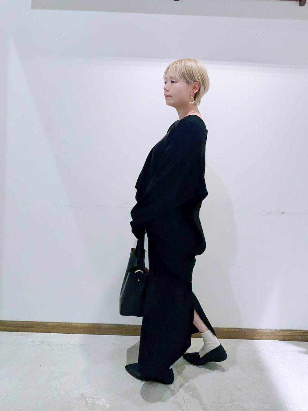 ブラック系のショルダーバッグ、ブラック系のパンプス、ブラック系のキャミソールを着用したレディースの冬コーディネートの3枚目の写真