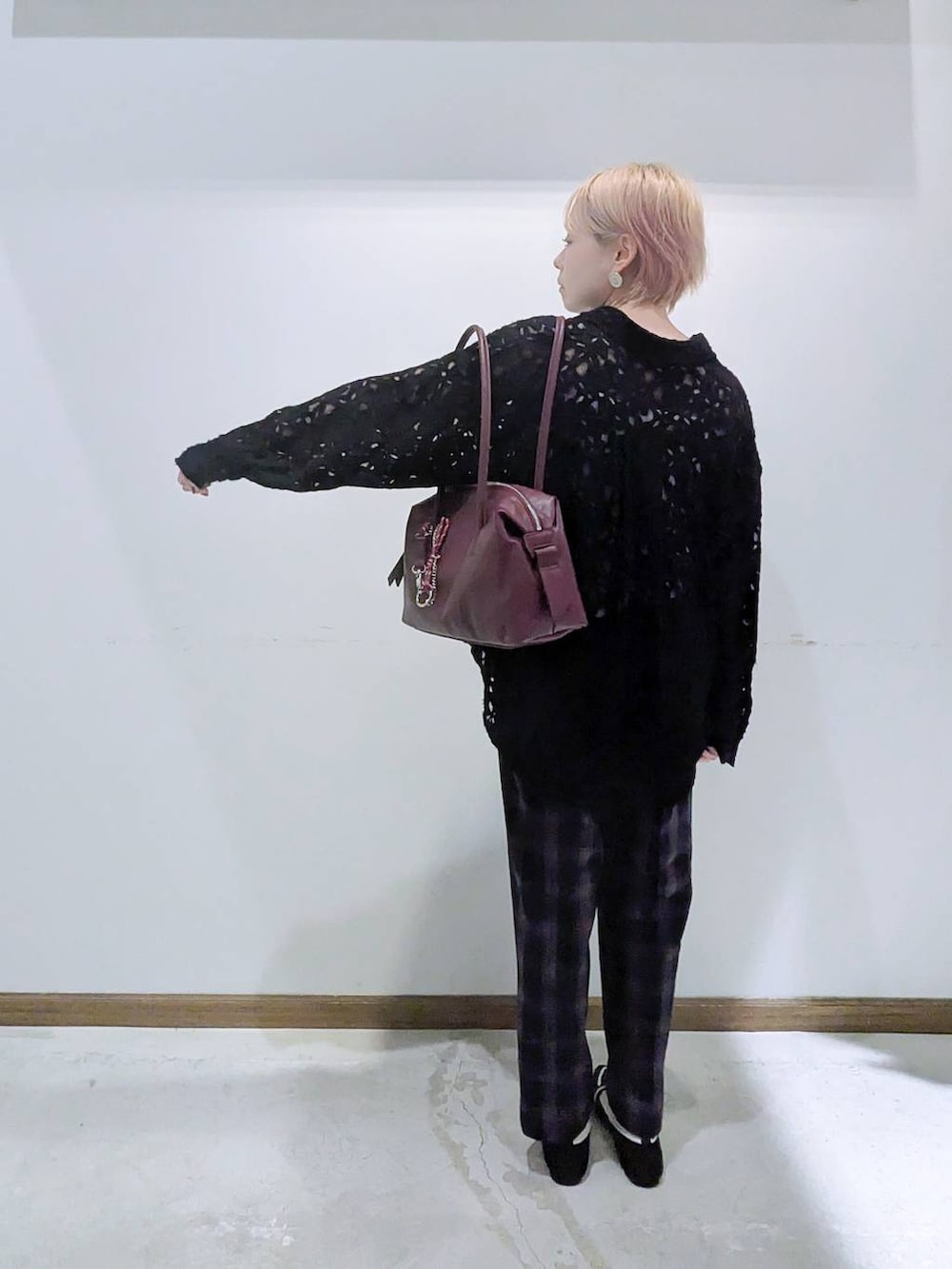 その他のパンプス、ホワイト系のキャミソール、レッド系のボストンバッグを着用したレディースの秋コーディネートの3枚目の写真