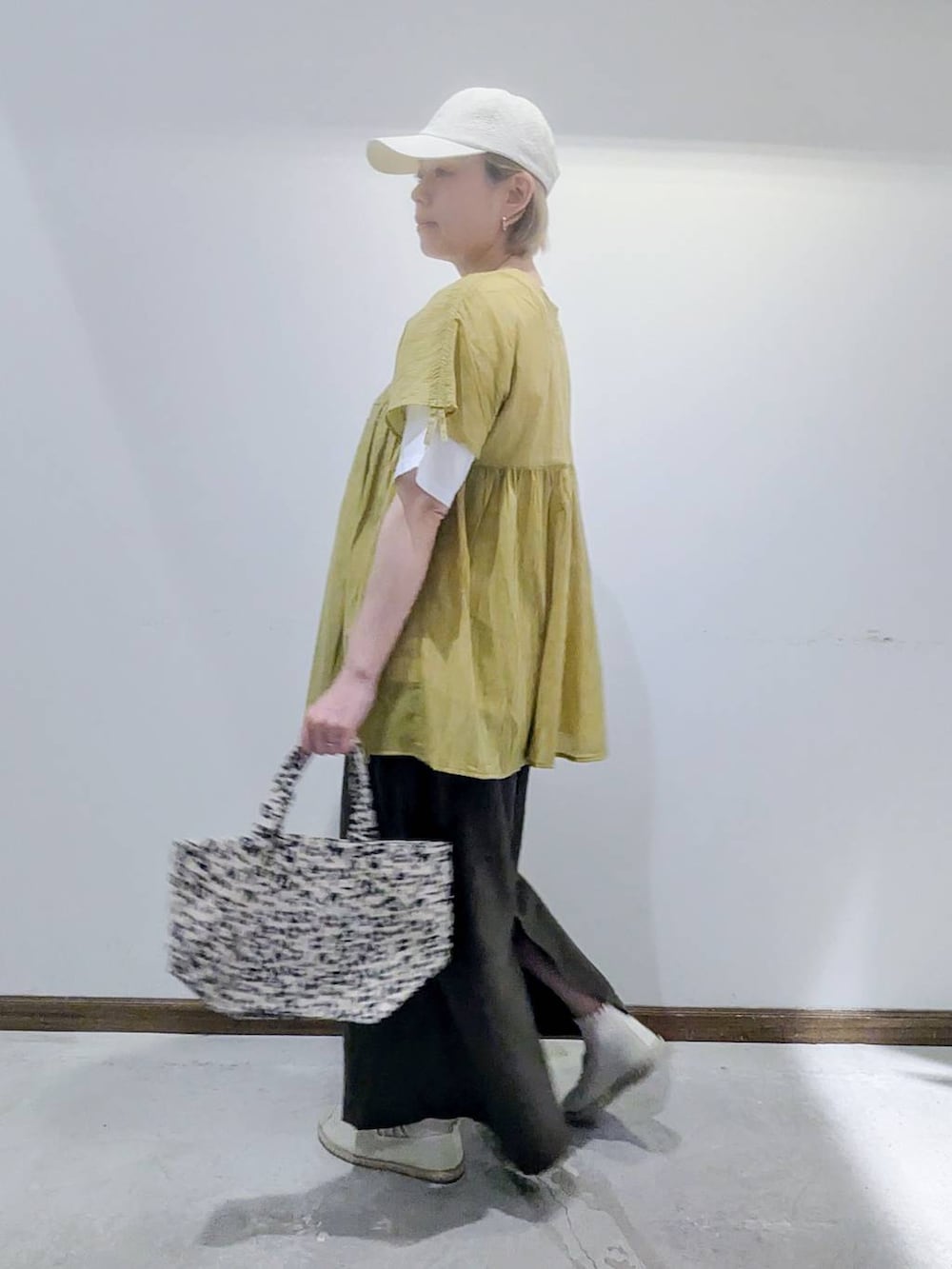「ベーシック/シンプル、低身長、カジュアル、ママコーデ、GLOBAL WORK、スカート、ロングスカート、スニーカーブーツシリーズ_BAYFLOW、Tシャツ、ブラウス、キャップ、撥水、春コーデ、夏コーデ、秋コーデ」｜「GLOBAL WORKのリッチクリーンプリントT半袖/147640（Tシャツ/カットソー、ホワイト系）」を使った、のみ子さん（レディース・154cm）の春コーディネートの4枚目の写真