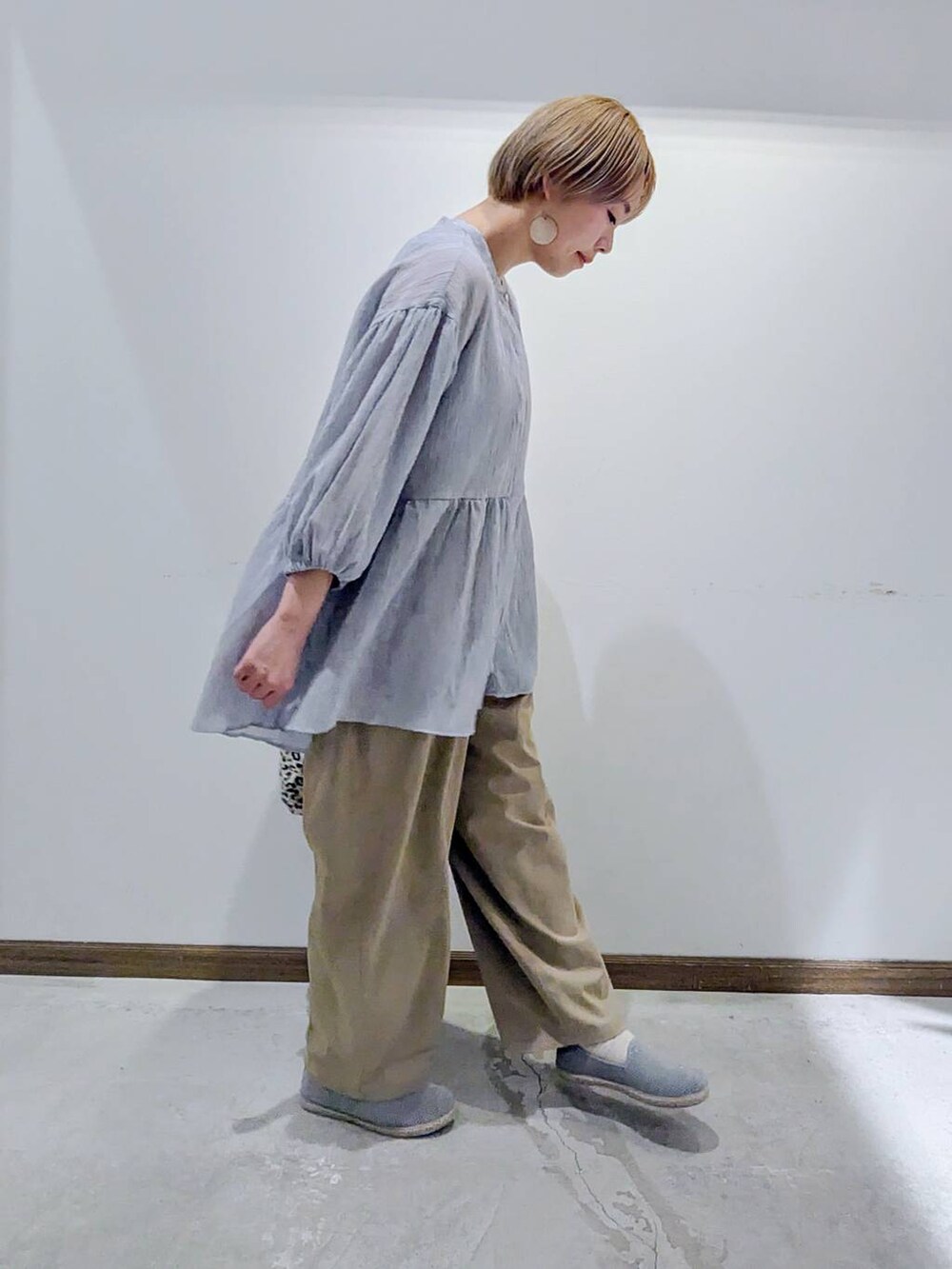 「ベーシック/シンプル、低身長、カジュアル、ママコーデ、GLOBAL WORK、ブラウス、タンクトップ、ワイドパンツ、スニーカー、バッグ、トートバッグ、春コーデ、夏コーデ、秋コーデ」｜「GLOBAL WORKのイージーケアチノコクーンワイドパンツ/250490（その他パンツ、ベージュ系）」を使った、のみ子さん（レディース・154cm）の春コーディネートの4枚目の写真