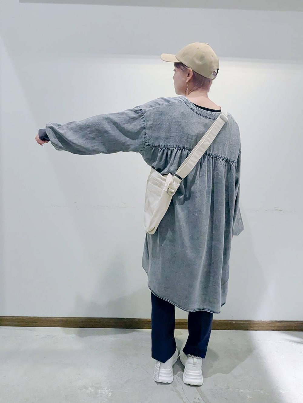 ブラック系のタンクトップ、ホワイト系のショルダーバッグ、グレー系のその他パンツを着用したレディースの秋コーディネートの3枚目の写真