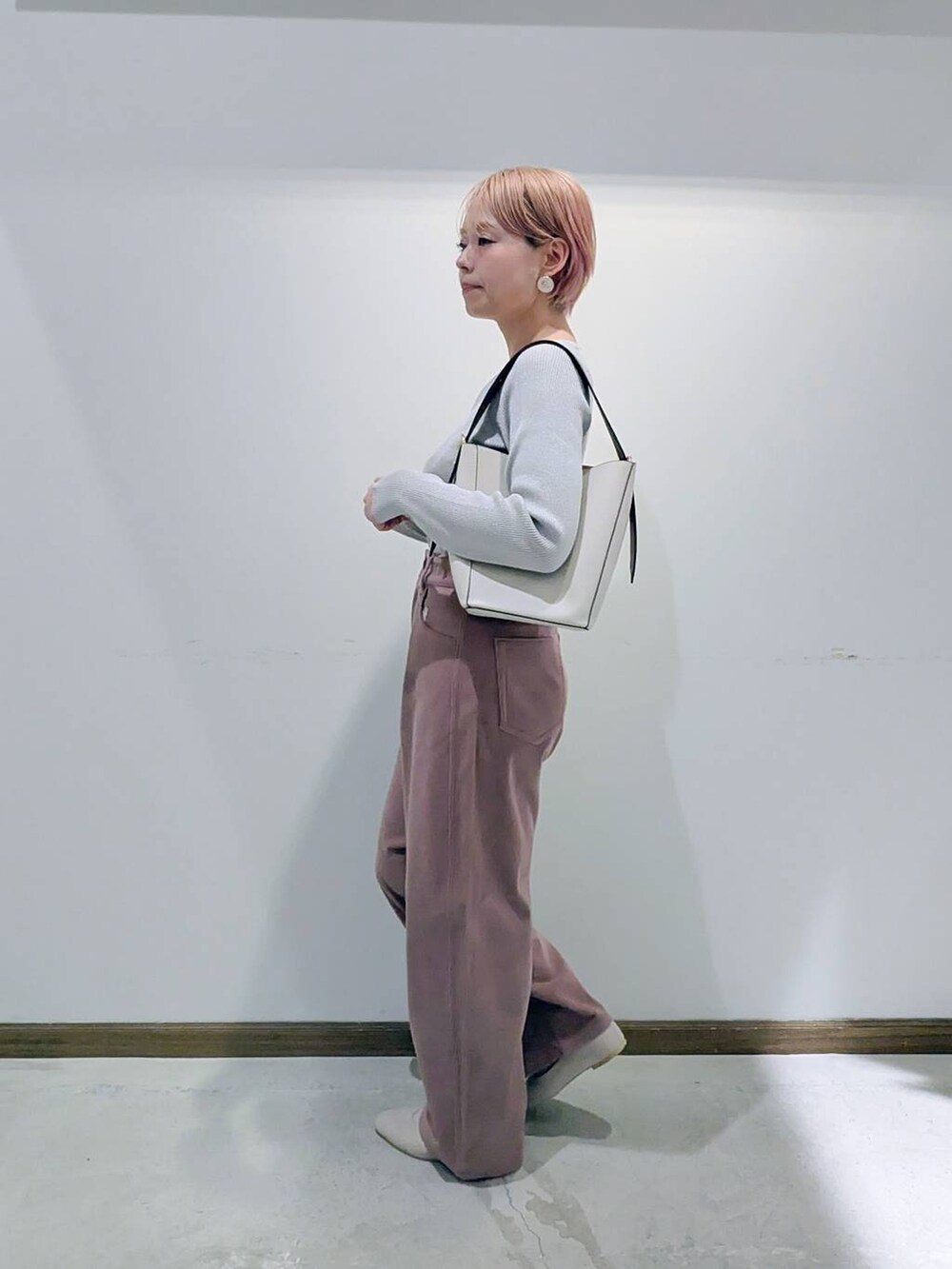 ベージュ系のパンプス、ホワイト系のショルダーバッグ、ベージュ系のニット/セーターを着用したレディースの秋コーディネートの4枚目の写真