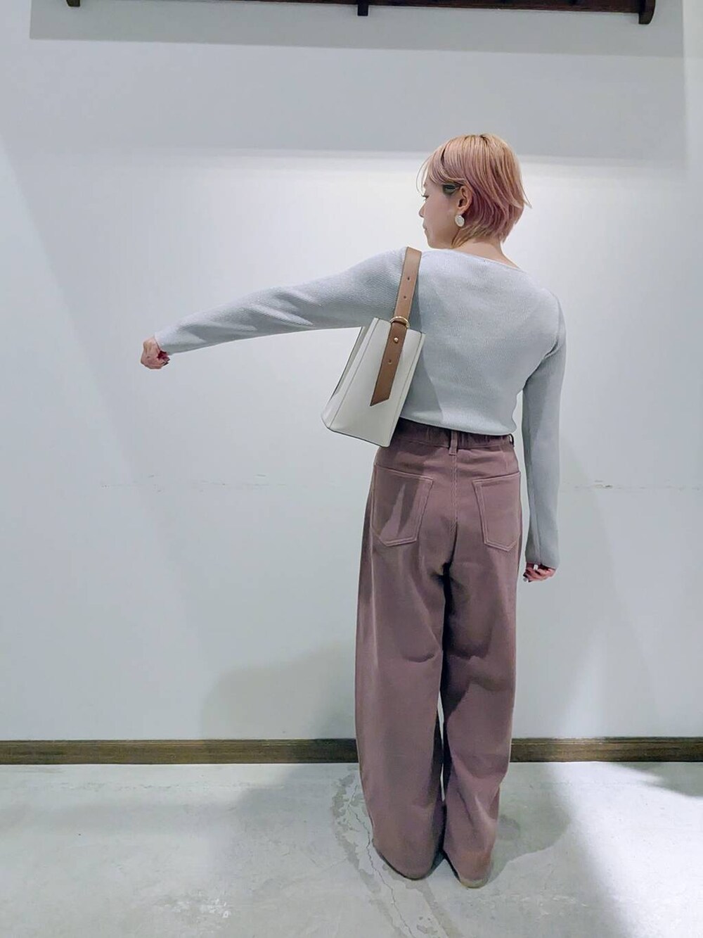 ベージュ系のパンプス、ホワイト系のショルダーバッグ、ベージュ系のニット/セーターを着用したレディースの秋コーディネートの3枚目の写真