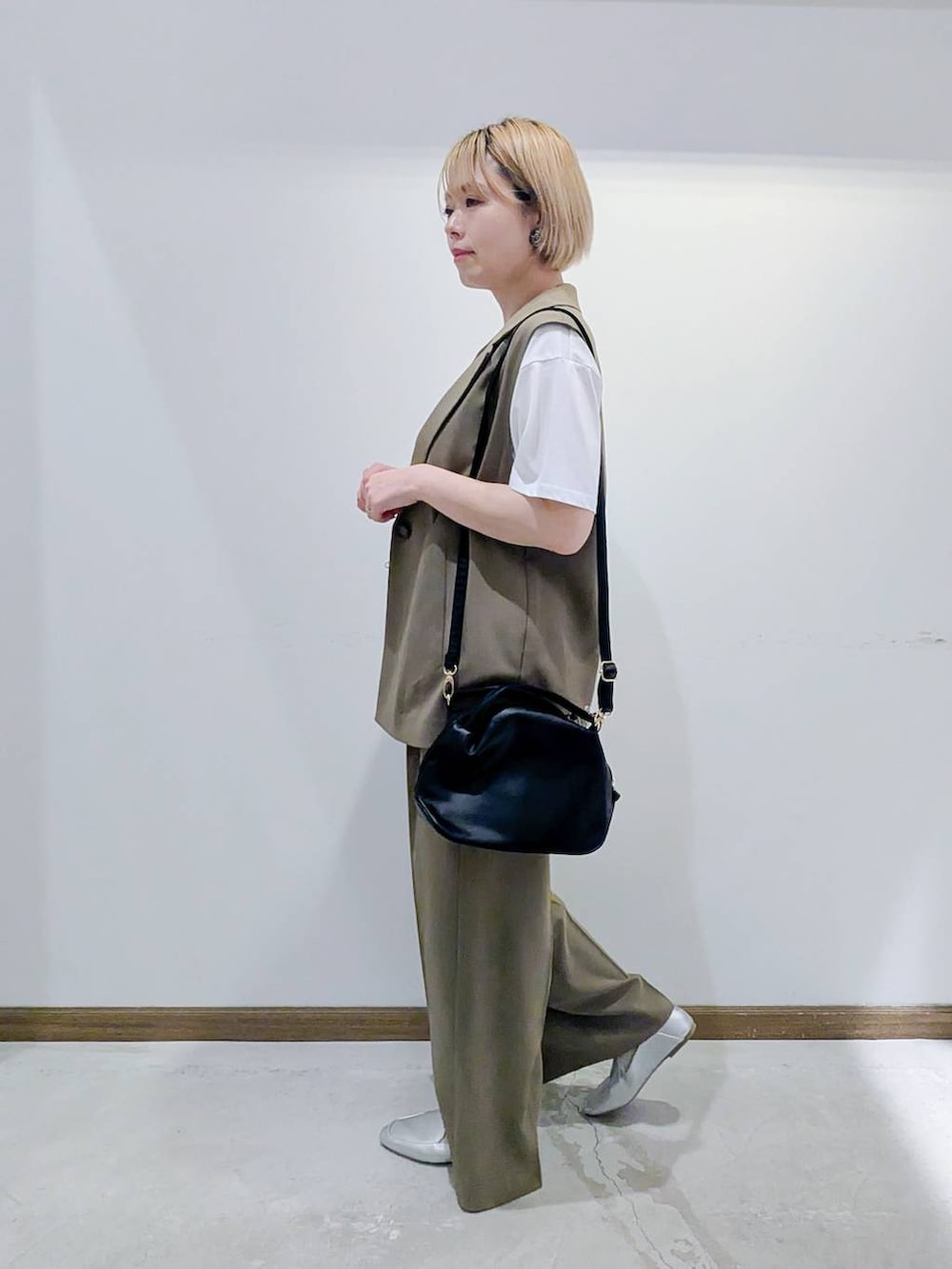「パンプス、撥水、ベスト、Tシャツ、春コーデ、夏コーデ、秋コーデ、セットアップ、バッグ、ショルダーバッグ、ウォッシャブル、ワイドパンツ、ベーシック/シンプル、低身長、カジュアル」｜「GLOBAL WORKのスペ軽お財布ショルダー/132336（ショルダーバッグ、ブラック系）」を使った、のみ子さん（レディース・154cm）の春コーディネートの2枚目の写真
