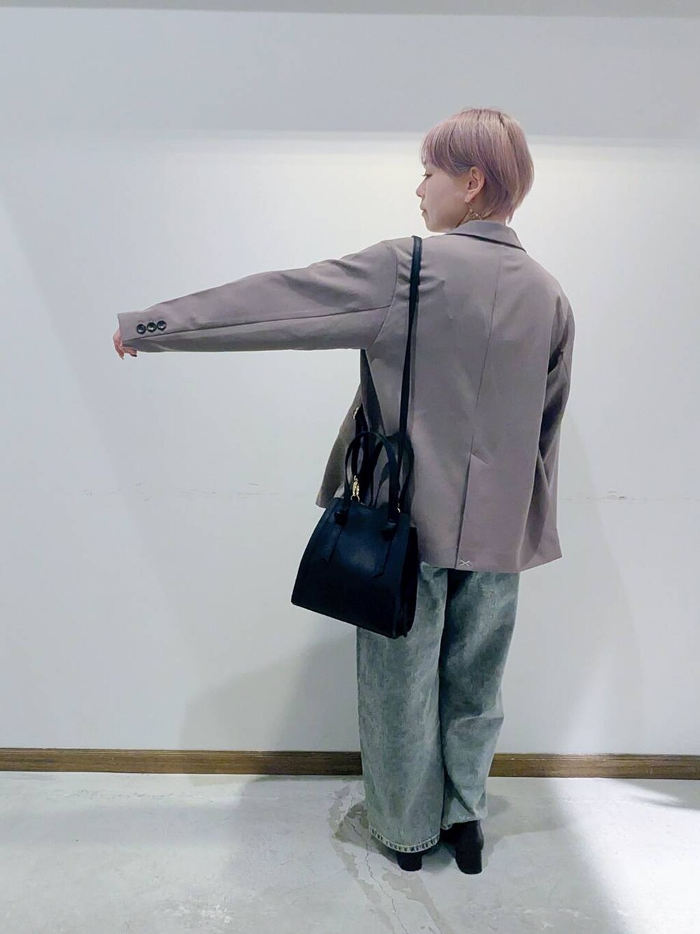 ブラック系のローファー、ブラック系のショルダーバッグ、ブラウン系のキャミソールを着用したレディースの秋コーディネートの3枚目の写真