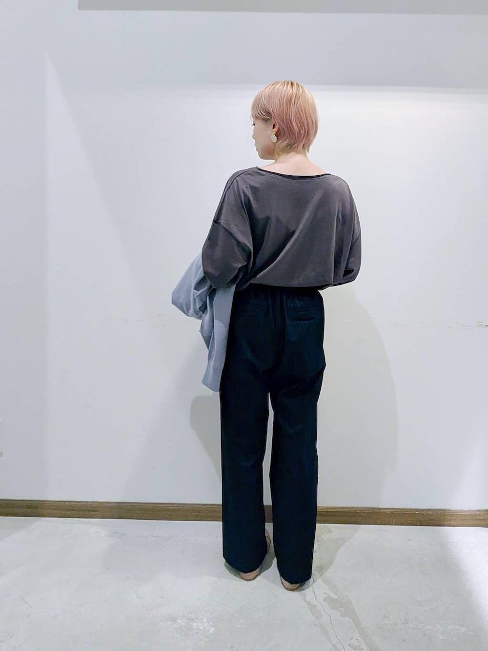 ベージュ系のパンプス、ブラウン系のボストンバッグ、ブルー系のカーディガン/ボレロを着用したレディースの秋コーディネートの6枚目の写真