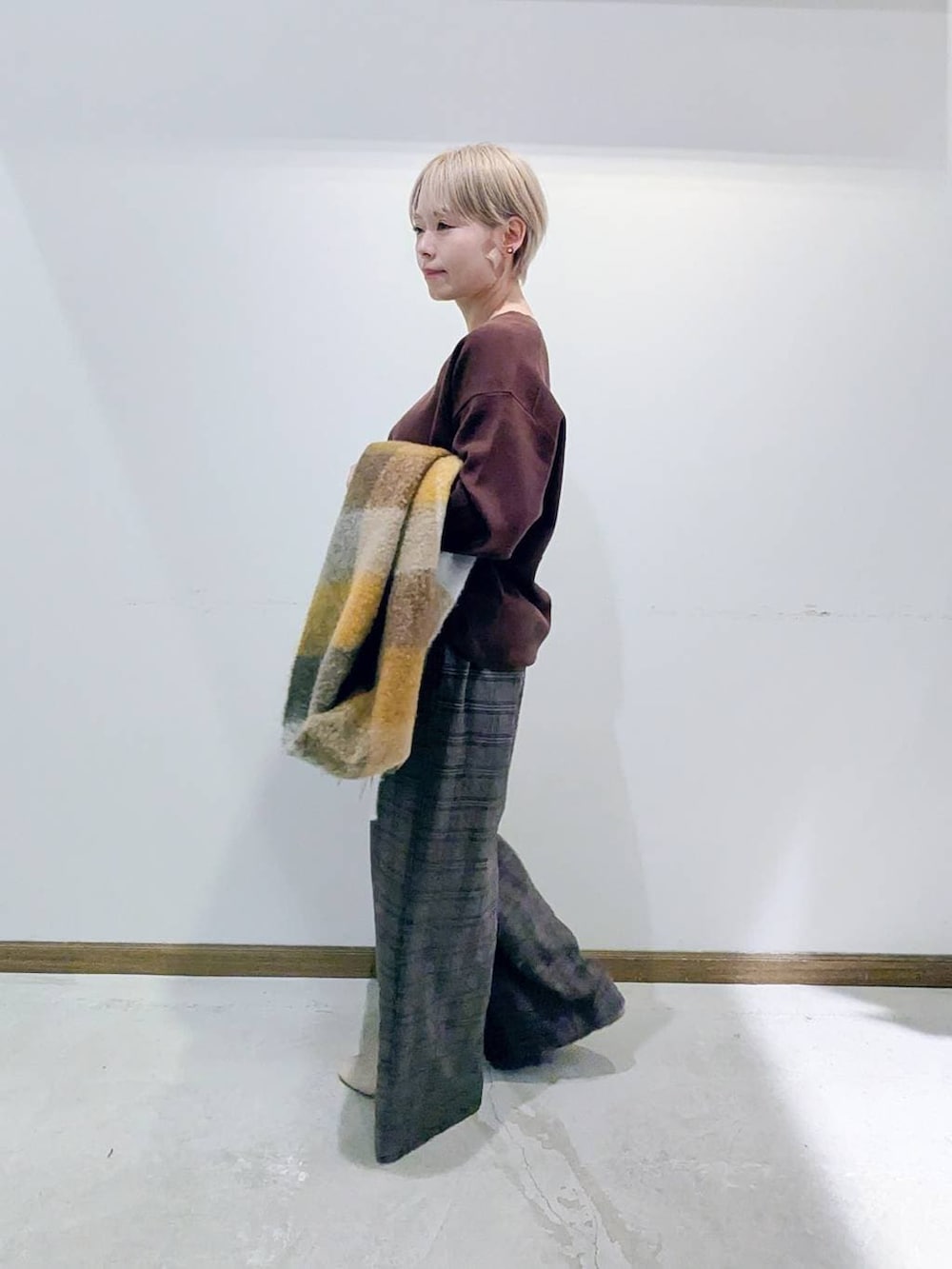 ホワイト系のその他シューズ、その他のトートバッグ、ブラウン系のスウェットを着用したレディースの冬コーディネートの3枚目の写真