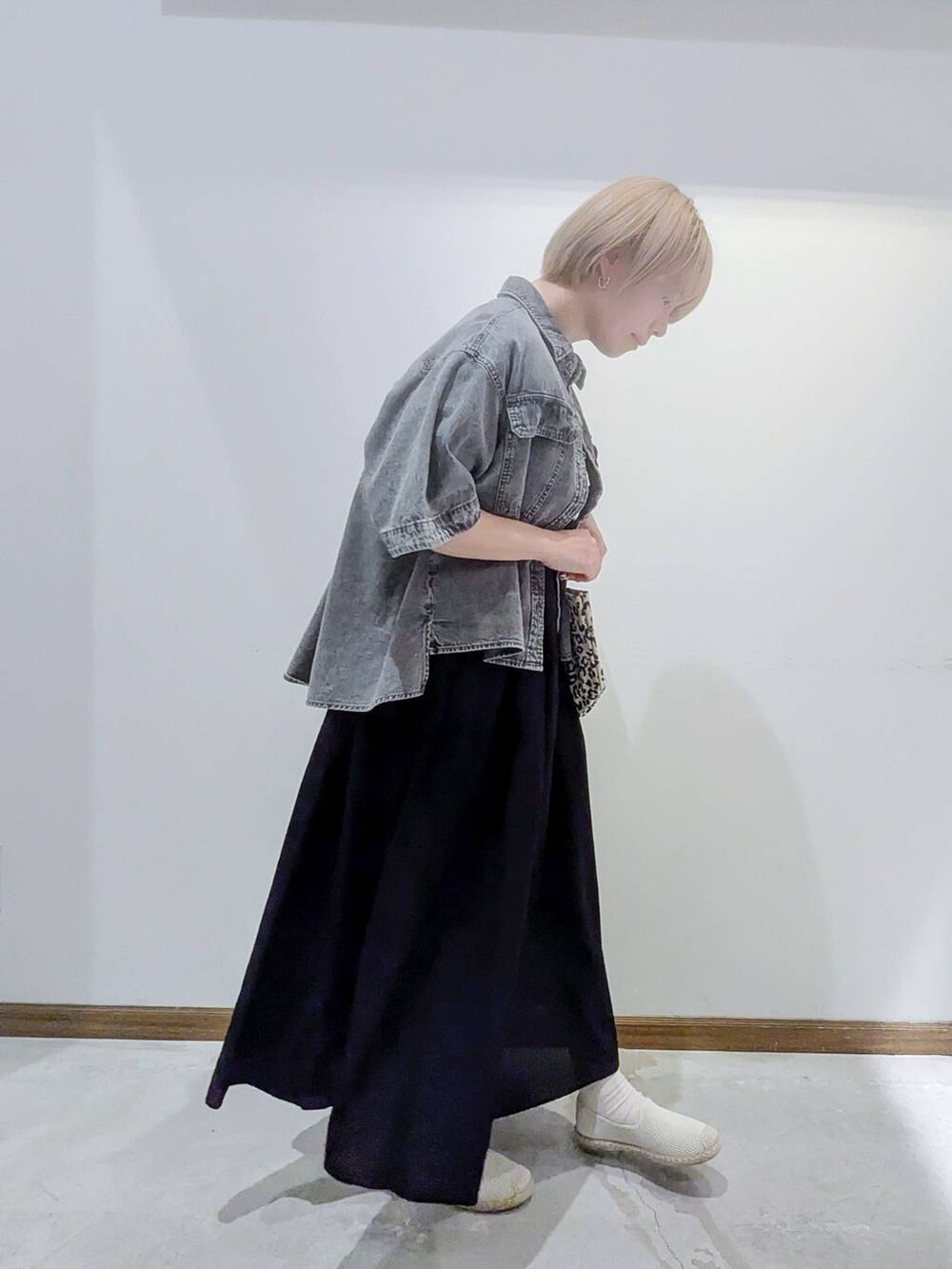 「ベーシック/シンプル、低身長、カジュアル、ママコーデ、GLOBAL WORK、Tシャツ、デニムシャツ、GOOD DENIM_GLOBAL WORK、スニーカー、バッグ、トートバッグ、スカート、ロングスカート、春コーデ、夏コーデ」｜「GLOBAL WORKのシンプルロゴトート/266900（クラッチバッグ、ブラウン系）」を使った、のみ子さん（レディース・154cm）の春コーディネートの4枚目の写真