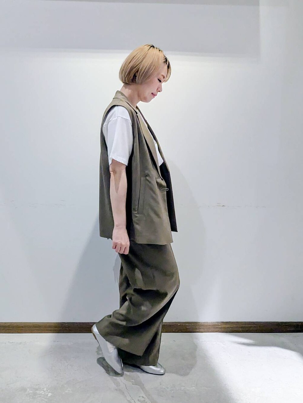 「パンプス、撥水、ベスト、Tシャツ、春コーデ、夏コーデ、秋コーデ、セットアップ、バッグ、ショルダーバッグ、ウォッシャブル、ワイドパンツ、ベーシック/シンプル、低身長、カジュアル」｜「GLOBAL WORKのスペ軽お財布ショルダー/132336（ショルダーバッグ、ブラック系）」を使った、のみ子さん（レディース・154cm）の春コーディネートの4枚目の写真
