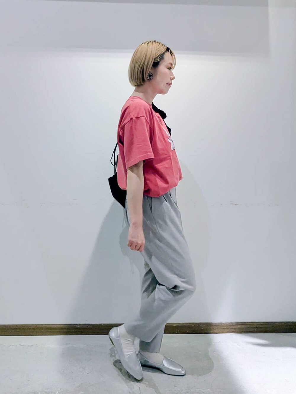 「カジュアル、GLOBAL WORK、ベーシック/シンプル、低身長、ママコーデ、ウツクシルエット_GLOBAL WORK、ウツクシルエットパンツ_GLOBAL WORK、はくだけで美脚完成_GLOBAL WORK、Tシャツ、撥水、バッグ、ショルダーバッグ、春コーデ、夏コーデ、秋コーデ」｜「GLOBAL WORKのラメシャーリング3WAYショルダー/120753（ショルダーバッグ、ブラック系）」を使った、のみ子さん（レディース・154cm）の春コーディネートの4枚目の写真