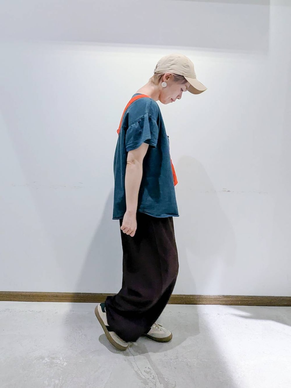 「ベーシック/シンプル、低身長、カジュアル、ママコーデ、GLOBAL WORK、デニムシャツ、ブラウス、タンクトップ、ワイドパンツ、スニーカー、撥水、キャップ、春コーデ、夏コーデ、秋コーデ」｜「GLOBAL WORKのエアかるクラシックスニーカー/135751（スニーカー、ベージュ系）」を使った、のみ子さん（レディース・154cm）の夏コーディネートの4枚目の写真