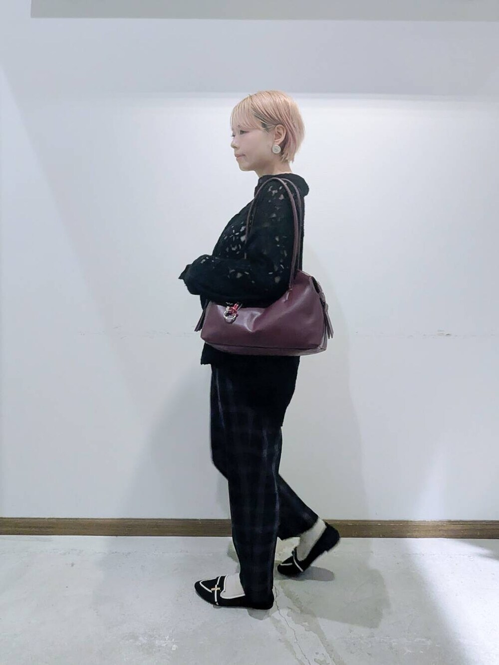 その他のパンプス、ホワイト系のキャミソール、レッド系のボストンバッグを着用したレディースの秋コーディネートの4枚目の写真