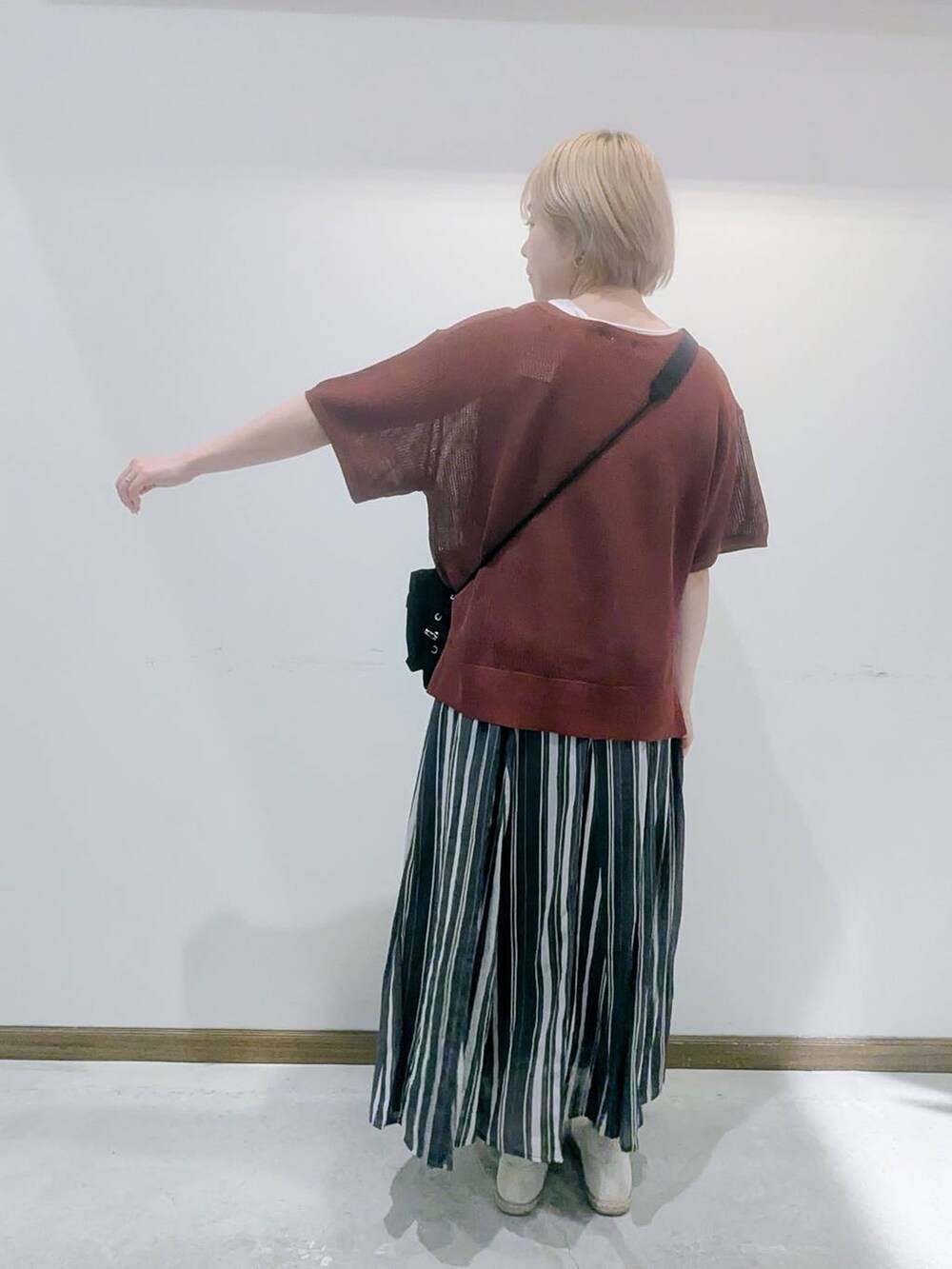 「ベーシック/シンプル、低身長、カジュアル、ママコーデ、GLOBAL WORK、スカート、ロングスカート、ニット、タンクトップ、スニーカー、バッグ、ショルダーバッグ、春コーデ、秋コーデ、夏コーデ」｜「GLOBAL WORKのエアリーリラックスフレアスカート/147678（スカート、その他）」を使った、のみ子さん（レディース・154cm）の春コーディネートの3枚目の写真