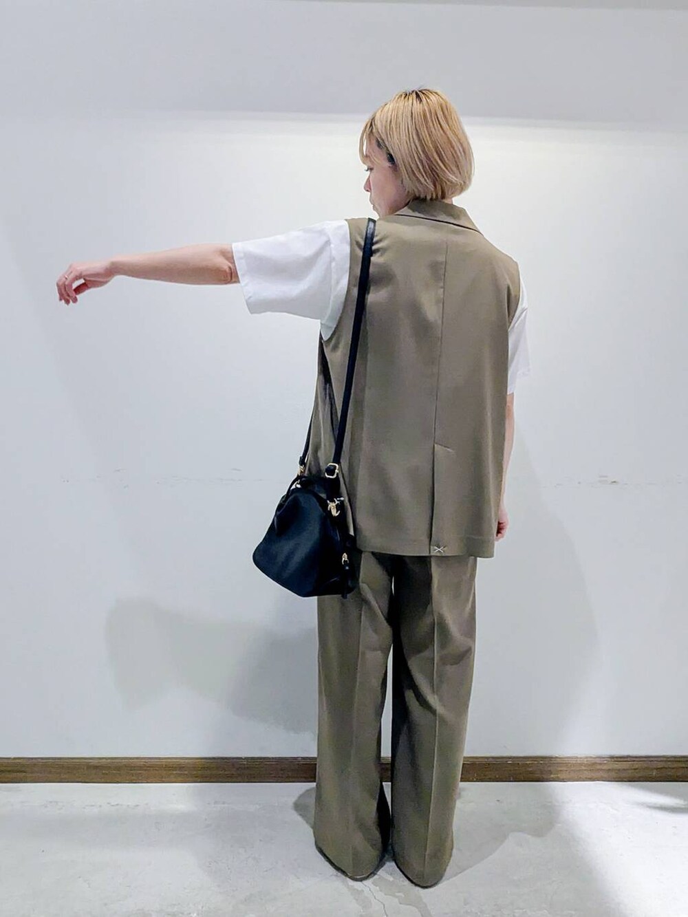 「パンプス、撥水、ベスト、Tシャツ、春コーデ、夏コーデ、秋コーデ、セットアップ、バッグ、ショルダーバッグ、ウォッシャブル、ワイドパンツ、ベーシック/シンプル、低身長、カジュアル」｜「GLOBAL WORKのスペ軽お財布ショルダー/132336（ショルダーバッグ、ブラック系）」を使った、のみ子さん（レディース・154cm）の春コーディネートの3枚目の写真