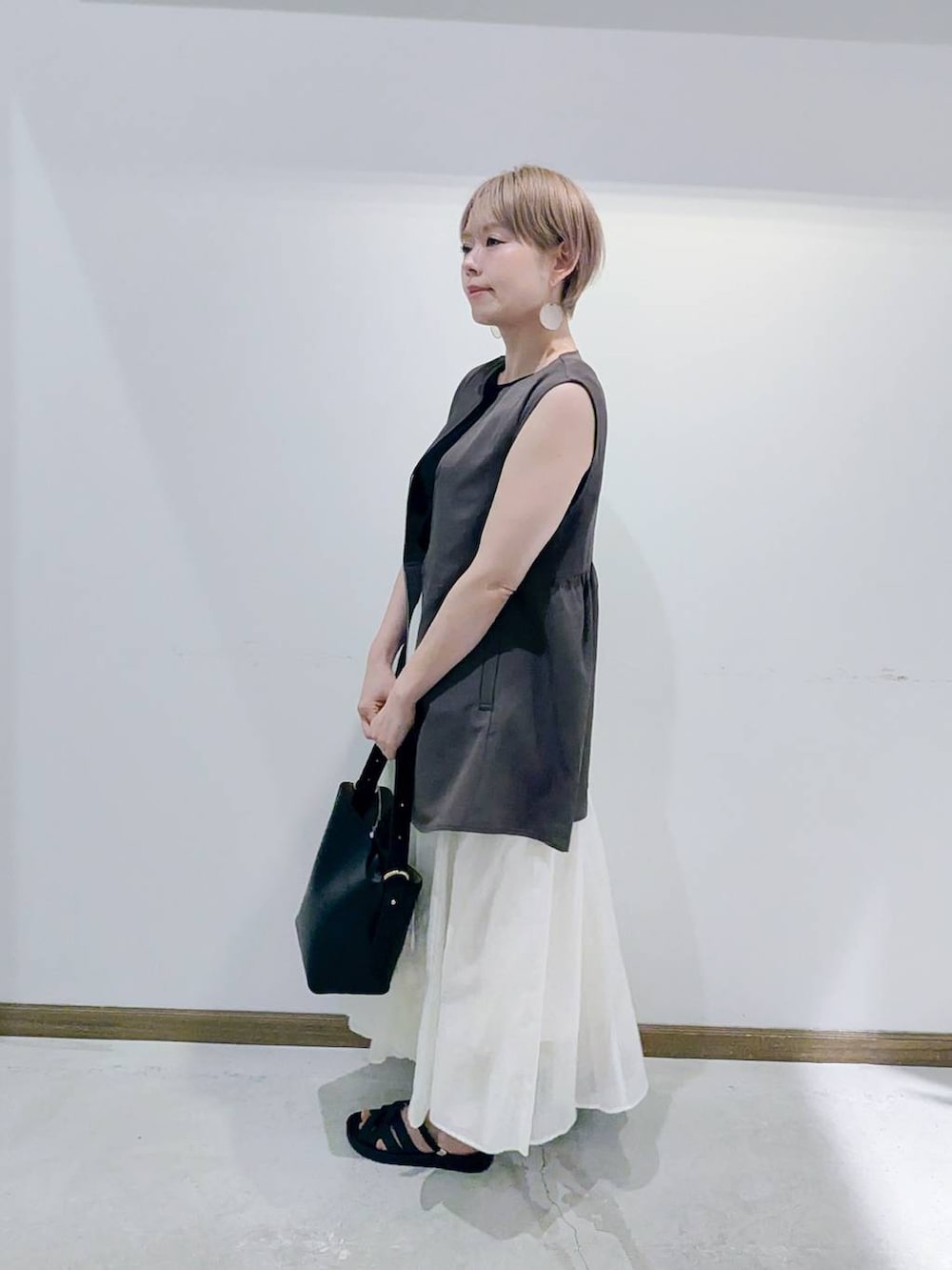 「サンダル、ベーシック/シンプル、低身長、カジュアル、ママコーデ、GLOBAL WORK、ベスト、スカート、ロングスカート、撥水、バッグ、ショルダーバッグ、タンクトップ、春コーデ、夏コーデ」｜「GLOBAL WORKのスペ軽5WAYショルダー/253022（ショルダーバッグ、ブラック系）」を使った、のみ子さん（レディース・154cm）の夏コーディネートの2枚目の写真