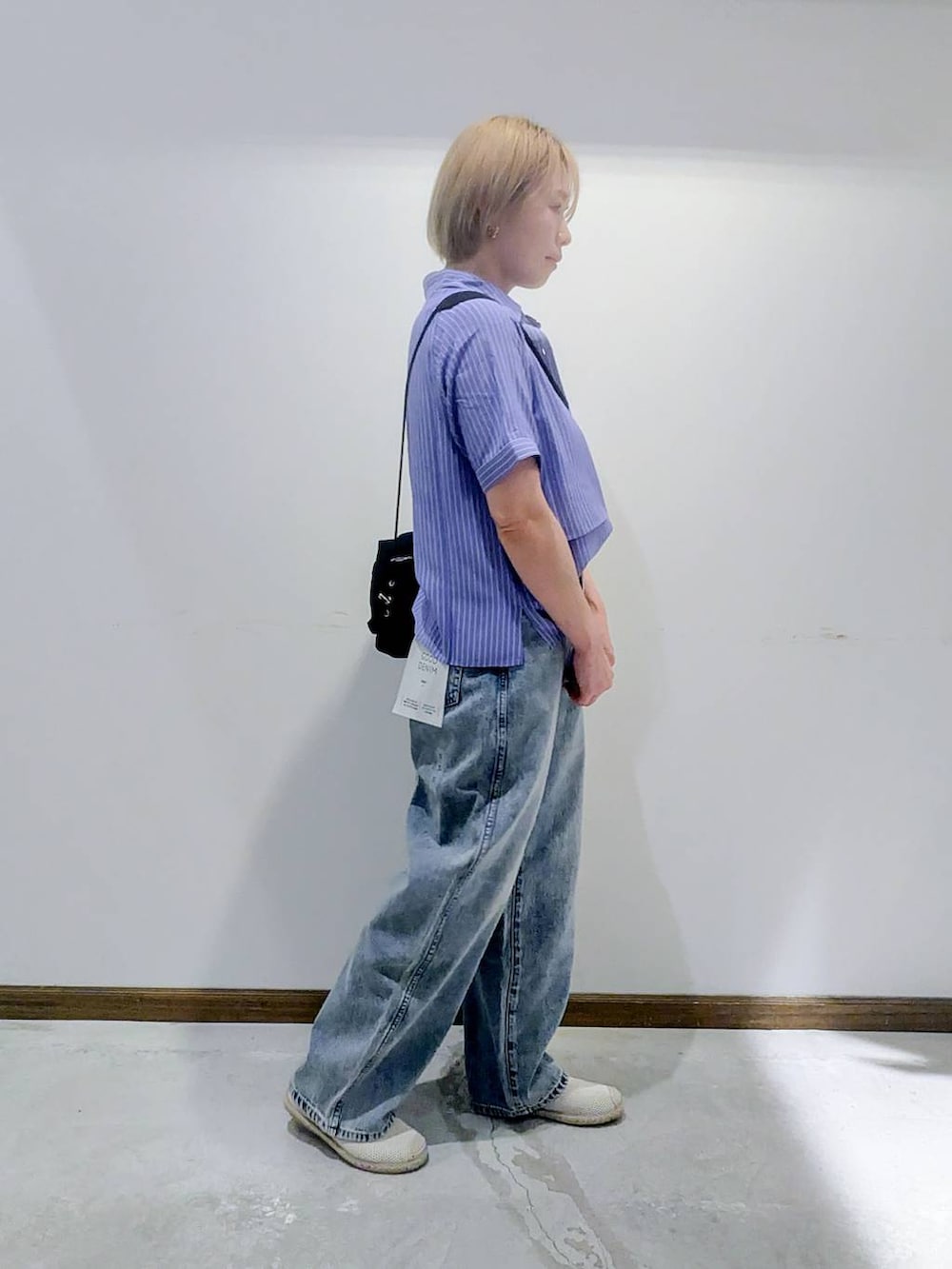 「低身長、ベーシック/シンプル、カジュアル、ママコーデ、GLOBAL WORK、GOOD DENIM_GLOBAL WORK、デニムパンツ、スニーカー、春コーデ、夏コーデ、秋コーデ、バッグ、ショルダーバッグ、ブラウス、カジュアルコーデ」｜「GLOBAL WORKのGOODデニムバギーパンツ/118365（デニムパンツ、ブルー系）」を使った、のみ子さん（レディース・154cm）の春コーディネートの4枚目の写真