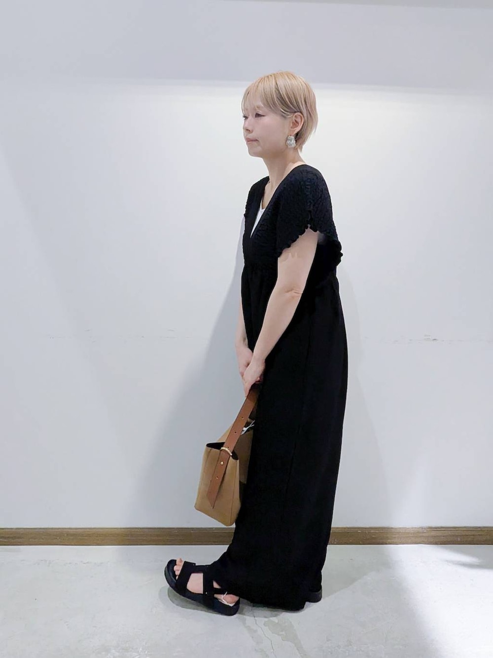 「ベーシック/シンプル、低身長、カジュアル、ママコーデ、GLOBAL WORK、タンクトップ、サンダル、撥水、フェミニン、春コーデ、夏コーデ、秋コーデ、バッグ、ショルダーバッグ」｜「GLOBAL WORKのスペ軽5WAYショルダー/253022（ショルダーバッグ、ブラウン系）」を使った、のみ子さん（レディース・154cm）の夏コーディネートの2枚目の写真