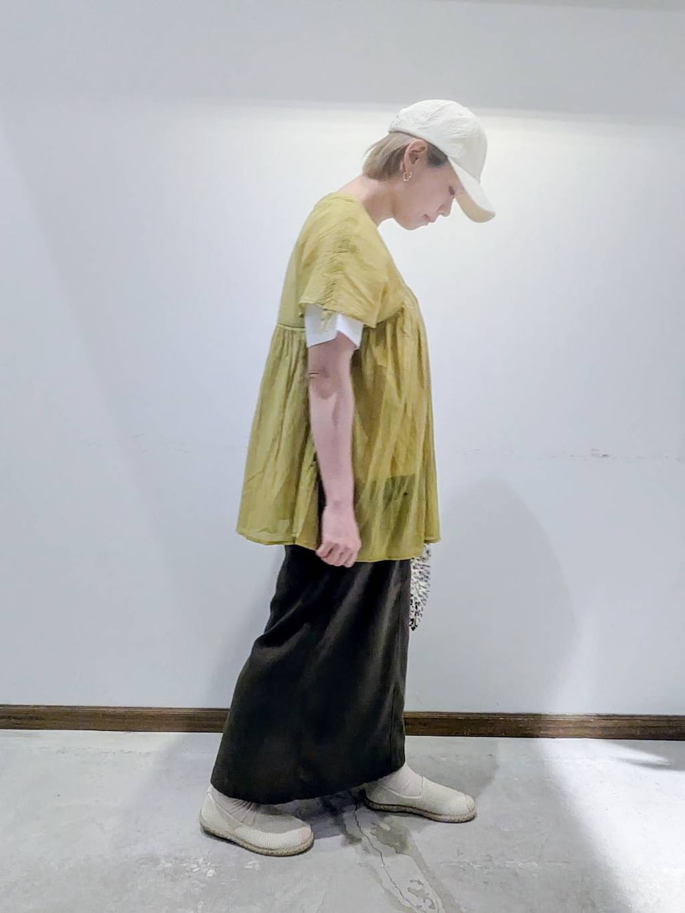 「ベーシック/シンプル、低身長、カジュアル、ママコーデ、GLOBAL WORK、スカート、ロングスカート、スニーカーブーツシリーズ_BAYFLOW、Tシャツ、ブラウス、キャップ、撥水、春コーデ、夏コーデ、秋コーデ」｜「GLOBAL WORKのリッチクリーンプリントT半袖/147640（Tシャツ/カットソー、ホワイト系）」を使った、のみ子さん（レディース・154cm）の春コーディネートの2枚目の写真