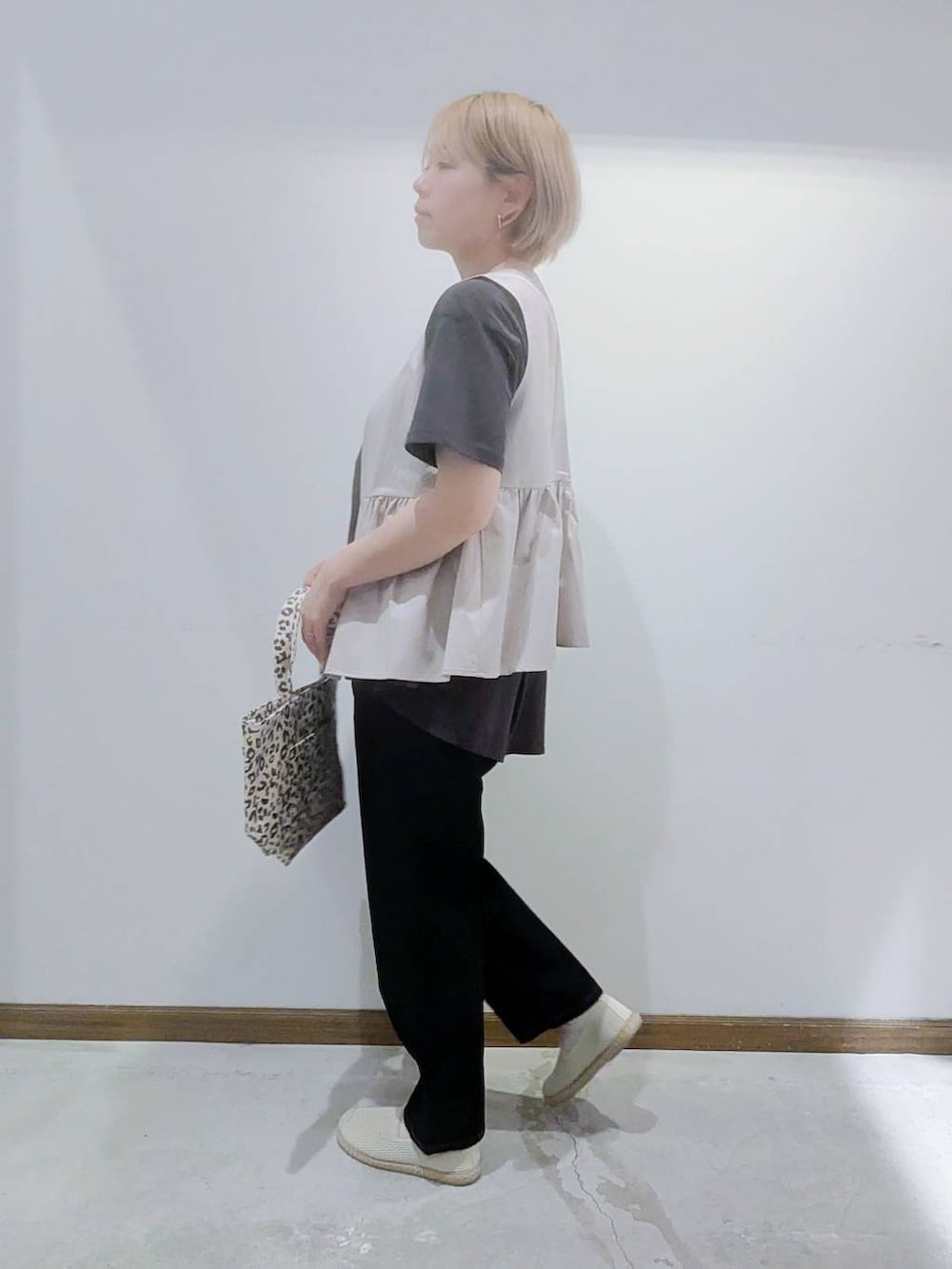 「ベーシック/シンプル、低身長、カジュアル、ママコーデ、GLOBAL WORK、デニムパンツ、GOOD DENIM_GLOBAL WORK、Tシャツ、ベスト、トートバッグ、バッグ、春コーデ、夏コーデ、秋コーデ、ウォッシャブル」｜「GLOBAL WORKのGOODデニムストレートパンツ/209645（デニムパンツ、ブルー系）」を使った、のみ子さん（レディース・154cm）の春コーディネートの3枚目の写真