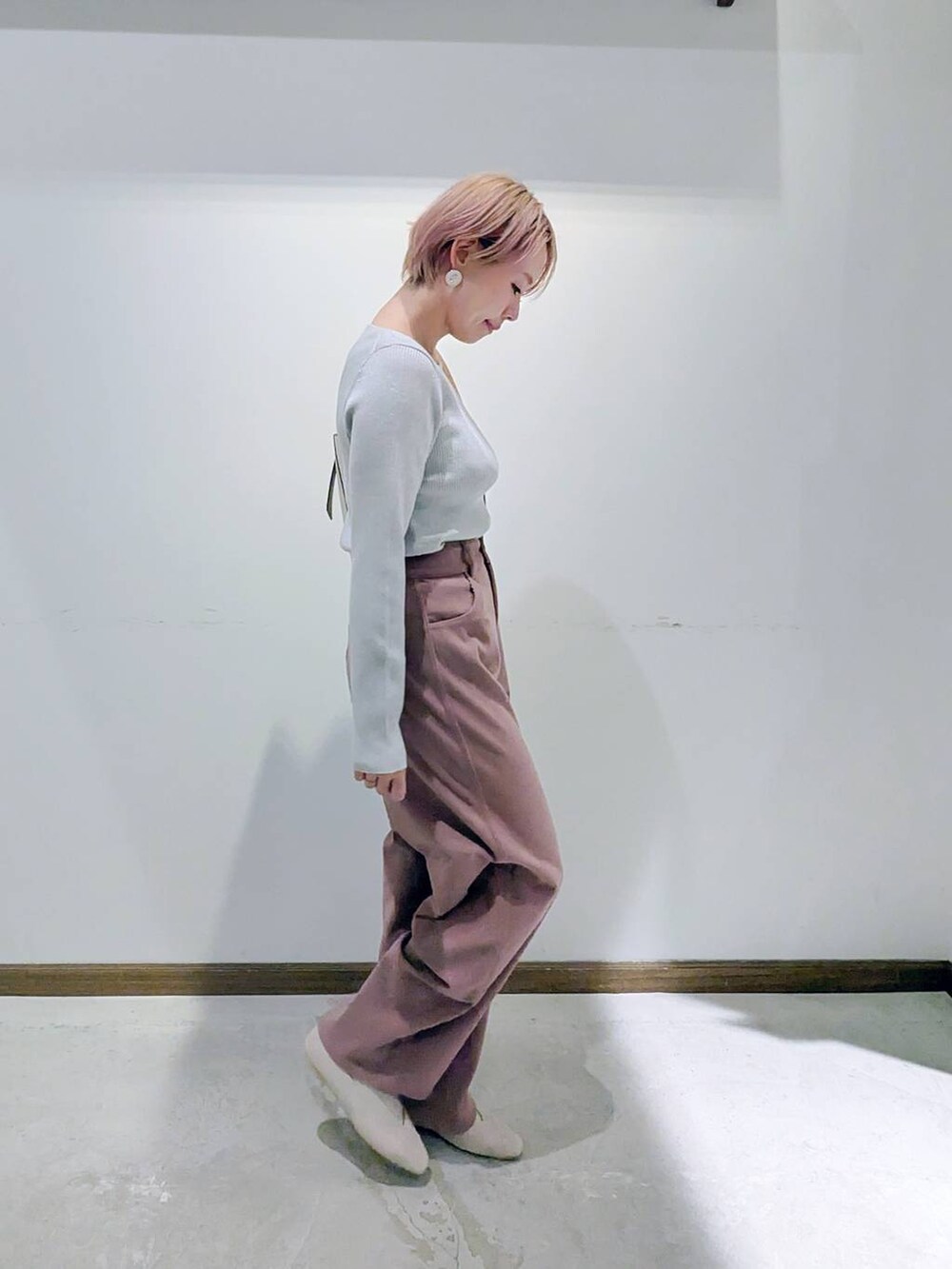 ベージュ系のパンプス、ホワイト系のショルダーバッグ、ベージュ系のニット/セーターを着用したレディースの秋コーディネートの2枚目の写真