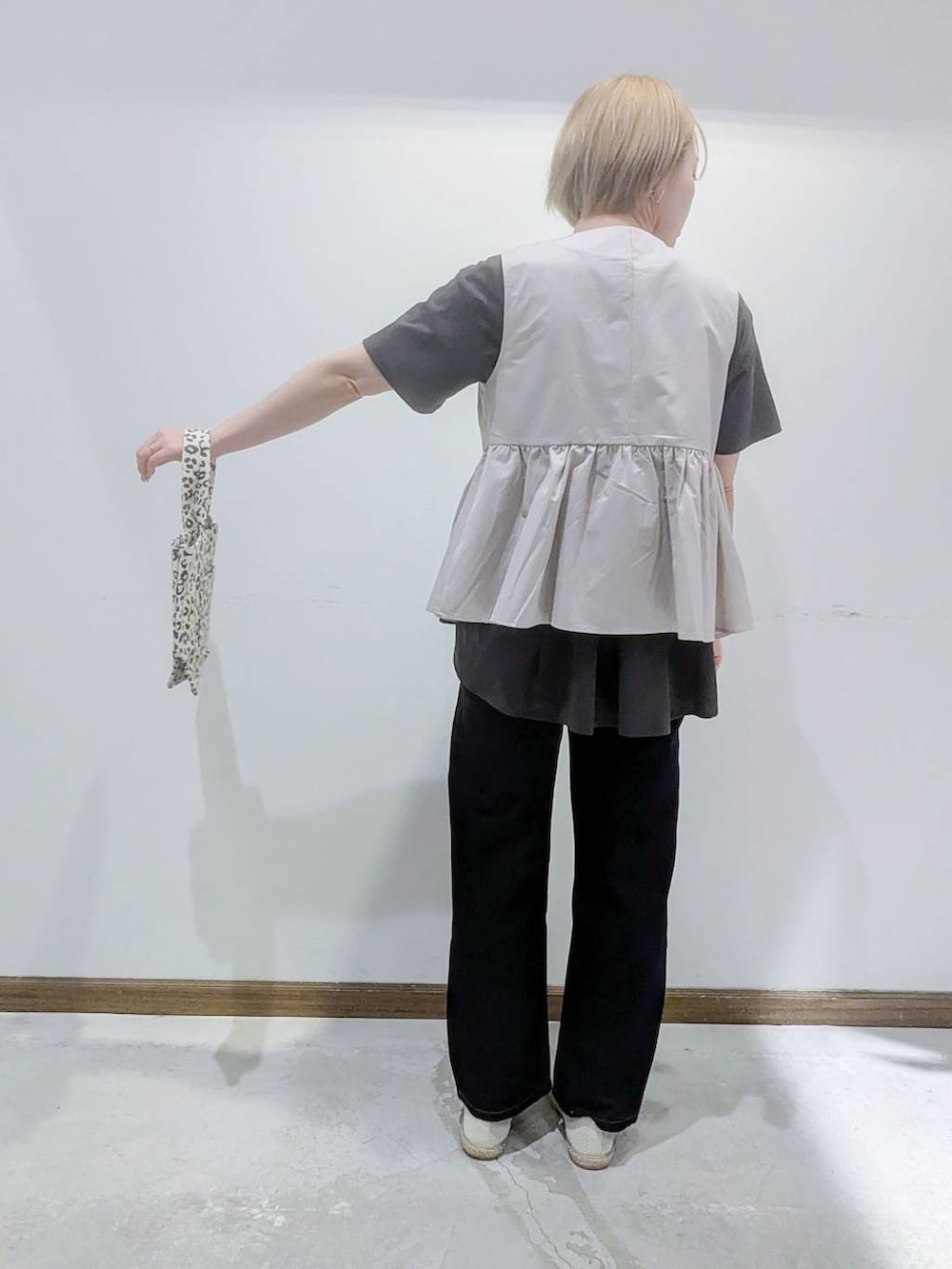 「ベーシック/シンプル、低身長、カジュアル、ママコーデ、GLOBAL WORK、デニムパンツ、GOOD DENIM_GLOBAL WORK、Tシャツ、ベスト、トートバッグ、バッグ、春コーデ、夏コーデ、秋コーデ、ウォッシャブル」｜「GLOBAL WORKのGOODデニムストレートパンツ/209645（デニムパンツ、ブルー系）」を使った、のみ子さん（レディース・154cm）の春コーディネートの2枚目の写真