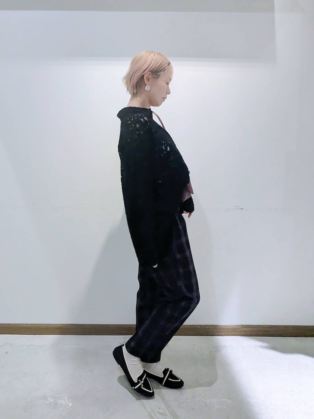 その他のパンプス、ホワイト系のキャミソール、レッド系のボストンバッグを着用したレディースの秋コーディネートの2枚目の写真