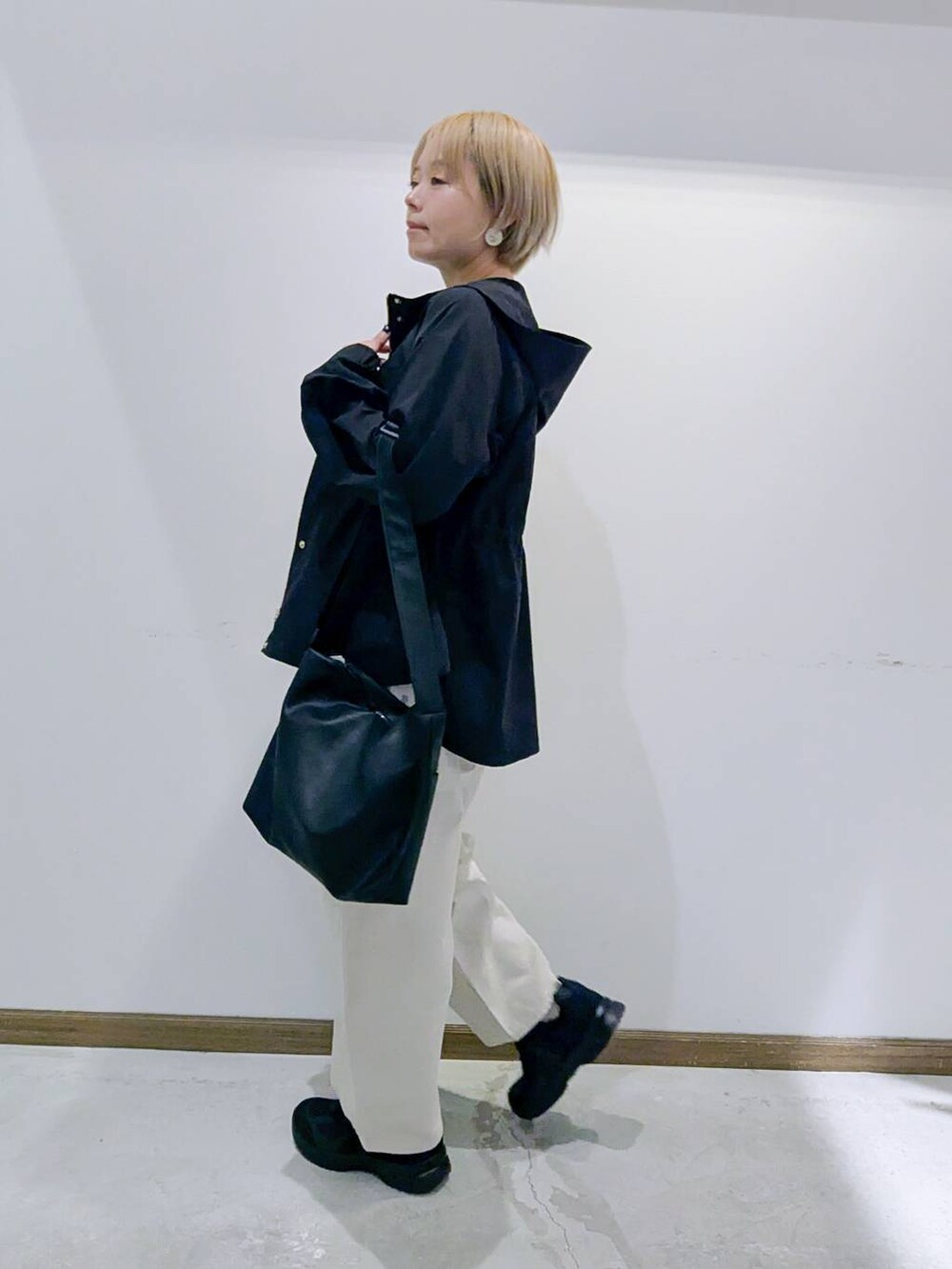 「ベーシック/シンプル、低身長、カジュアル、ママコーデ、GLOBAL WORK、アウター、撥水、デニムパンツ、GOOD DENIM_GLOBAL WORK、バッグ、春コーデ、秋コーデ、スニーカー、Tシャツ、ショルダーバッグ」｜「GLOBAL WORKのGOODデニムカーブパンツ/143956（デニムパンツ、ホワイト系）」を使った、のみ子さん（レディース・154cm）の夏コーディネートの2枚目の写真