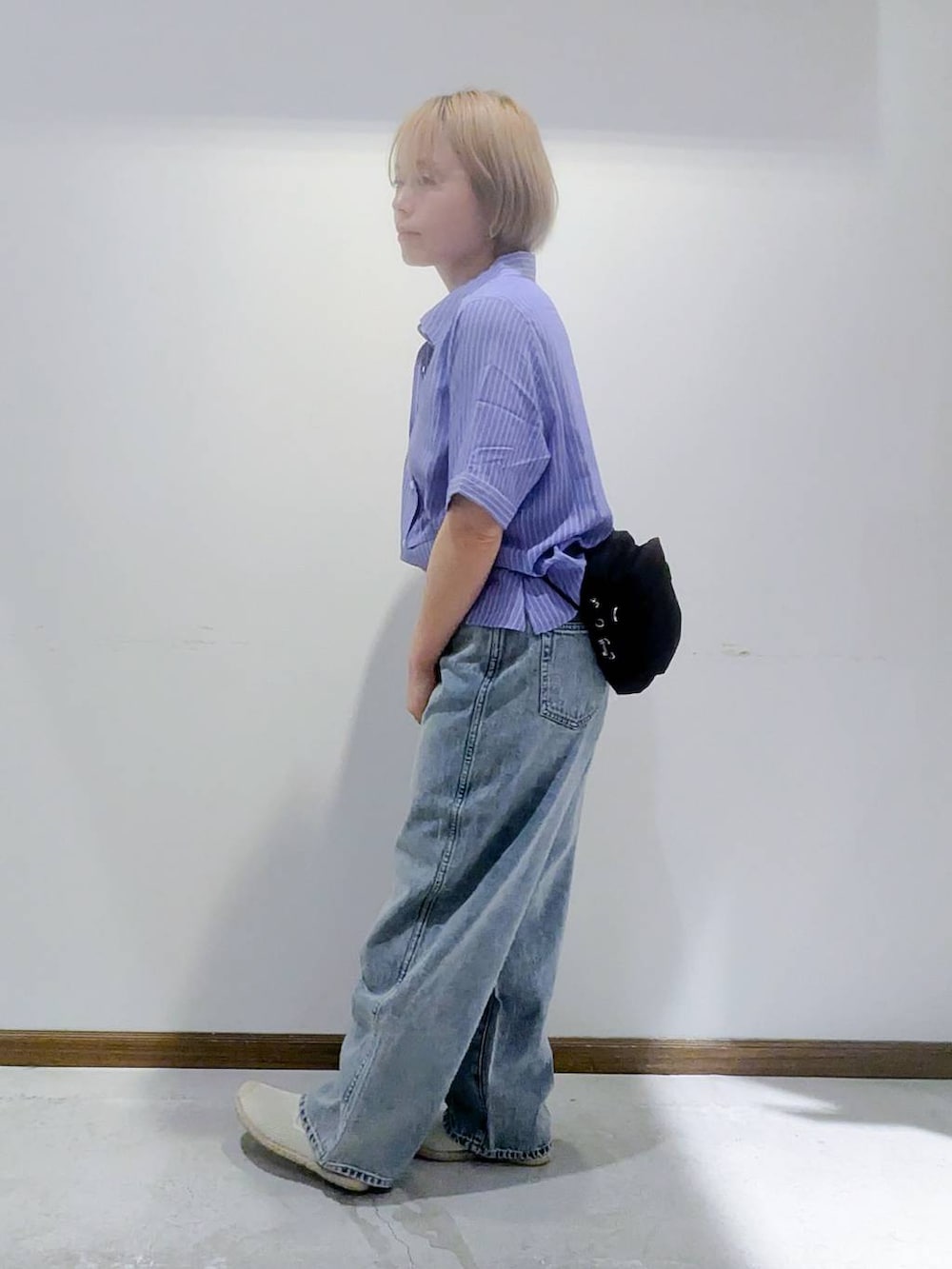 「低身長、ベーシック/シンプル、カジュアル、ママコーデ、GLOBAL WORK、GOOD DENIM_GLOBAL WORK、デニムパンツ、スニーカー、春コーデ、夏コーデ、秋コーデ、バッグ、ショルダーバッグ、ブラウス、カジュアルコーデ」｜「GLOBAL WORKのGOODデニムバギーパンツ/118365（デニムパンツ、ブルー系）」を使った、のみ子さん（レディース・154cm）の春コーディネートの2枚目の写真