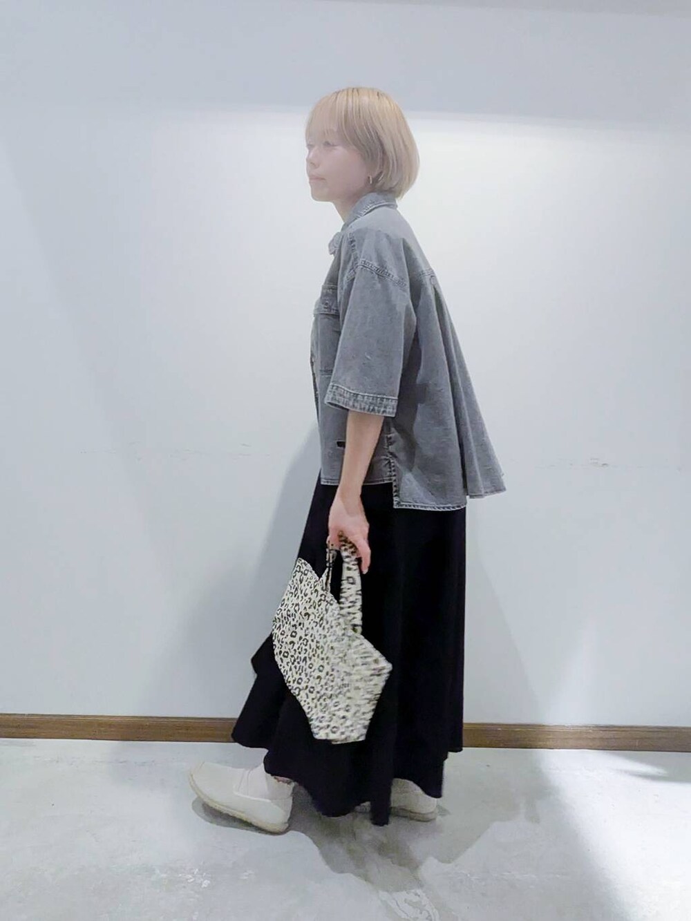 「ベーシック/シンプル、低身長、カジュアル、ママコーデ、GLOBAL WORK、Tシャツ、デニムシャツ、GOOD DENIM_GLOBAL WORK、スニーカー、バッグ、トートバッグ、スカート、ロングスカート、春コーデ、夏コーデ」｜「GLOBAL WORKのシンプルロゴトート/266900（クラッチバッグ、ブラウン系）」を使った、のみ子さん（レディース・154cm）の春コーディネートの2枚目の写真