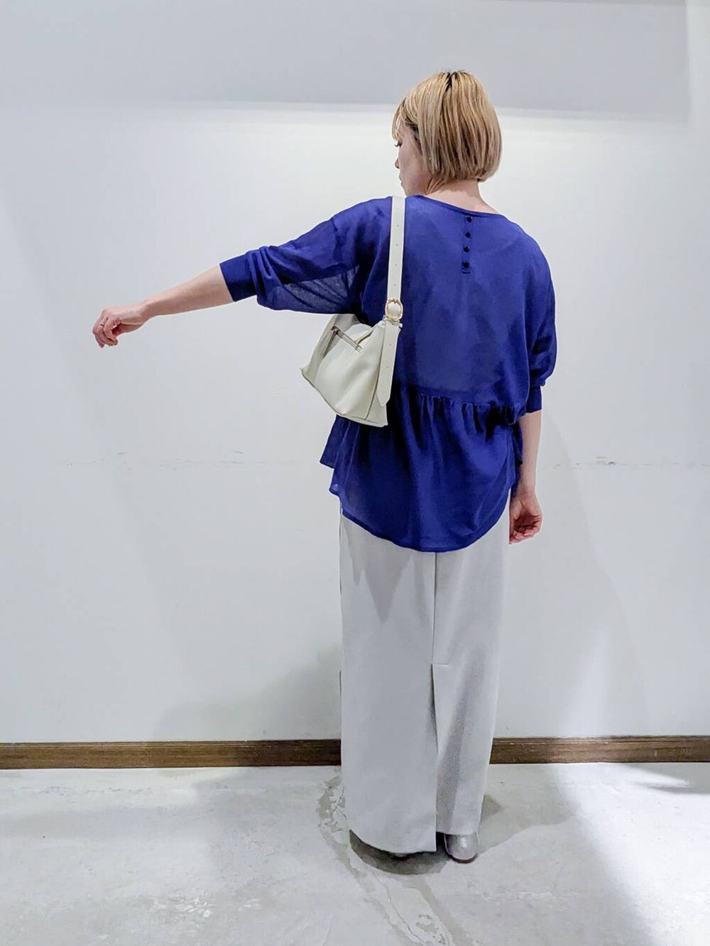 「はくだけで美脚完成_GLOBAL WORK、スカート、ロングスカート、撥水、バッグ、ショルダーバッグ、タンクトップ、シアートップス、春コーデ、秋コーデ、夏コーデ、ウツクシルエット_GLOBAL WORK、ベーシック/シンプル、低身長、カジュアル」｜「GLOBAL WORKのらくっション踏めるバブーシュ/136007（その他シューズ、シルバー系）」を使った、のみ子さん（レディース・154cm）の夏コーディネートの3枚目の写真
