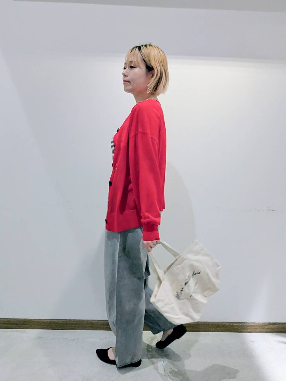 「ベーシック/シンプル、低身長、カジュアル、ママコーデ、GLOBAL WORK、カーディガン、タンクトップ、撥水、バッグ、GOOD DENIM_GLOBAL WORK、デニムパンツ、パンプス、トートバッグ、シアートップス、春コーデ」|「GLOBAL WORKのGOODデニムカーブパンツ/143956(デニムパンツ、グレー系)」を使った、のみ子さん(レディース・154cm)の夏コーディネートの2枚目の写真