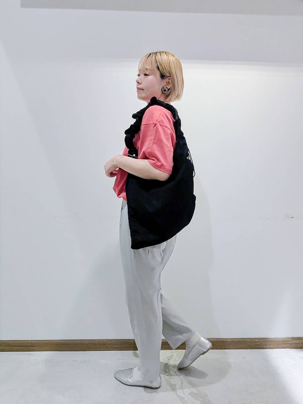 「カジュアル、GLOBAL WORK、ベーシック/シンプル、低身長、ママコーデ、ウツクシルエット_GLOBAL WORK、ウツクシルエットパンツ_GLOBAL WORK、はくだけで美脚完成_GLOBAL WORK、Tシャツ、撥水、バッグ、ショルダーバッグ、春コーデ、夏コーデ、秋コーデ」｜「GLOBAL WORKのラメシャーリング3WAYショルダー/120753（ショルダーバッグ、ブラック系）」を使った、のみ子さん（レディース・154cm）の春コーディネートの2枚目の写真